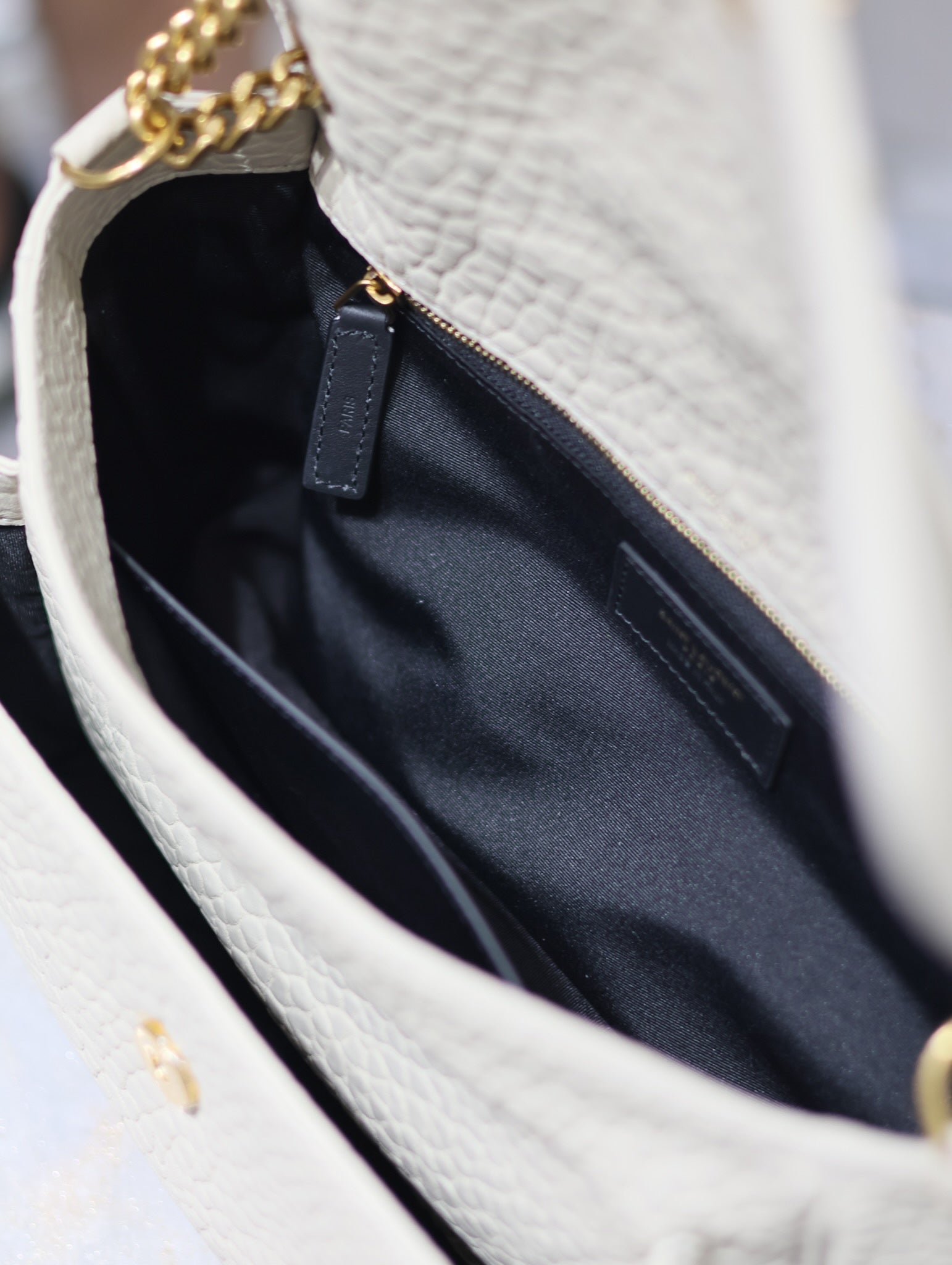 NIKI MEDIUM 28 IN WEISSES ELEFANTENMUSTER LAMMLEDER GOLDENES LOGO