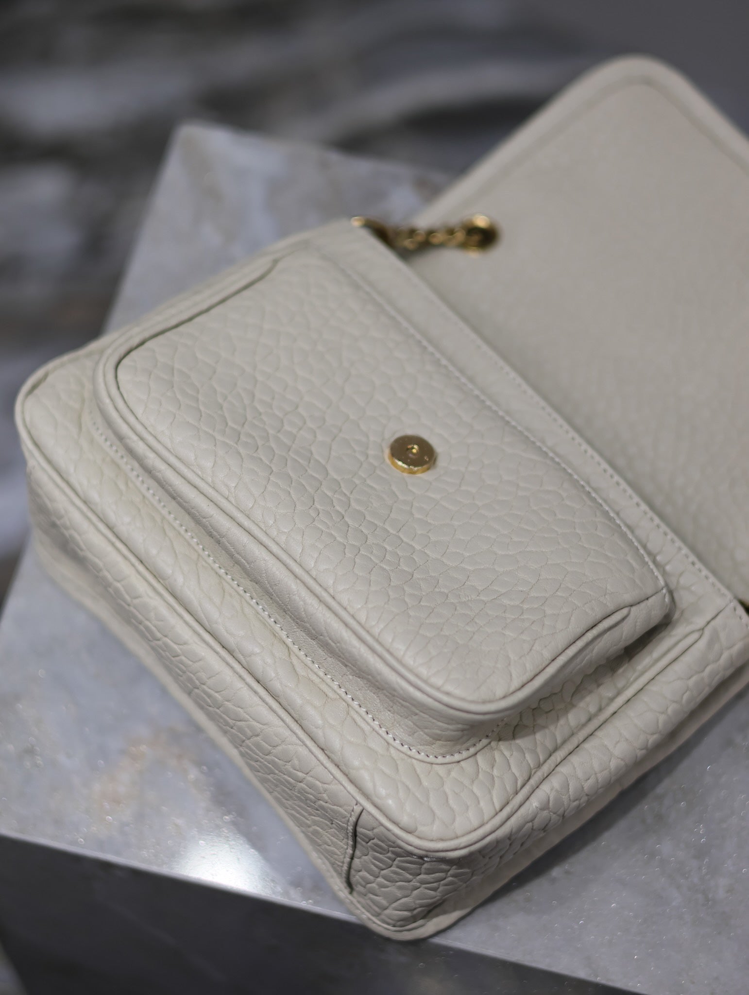 NIKI BABY 22 IN WEISS ELEFANTENMUSTER LAMMLEDER GOLDENES LOGO