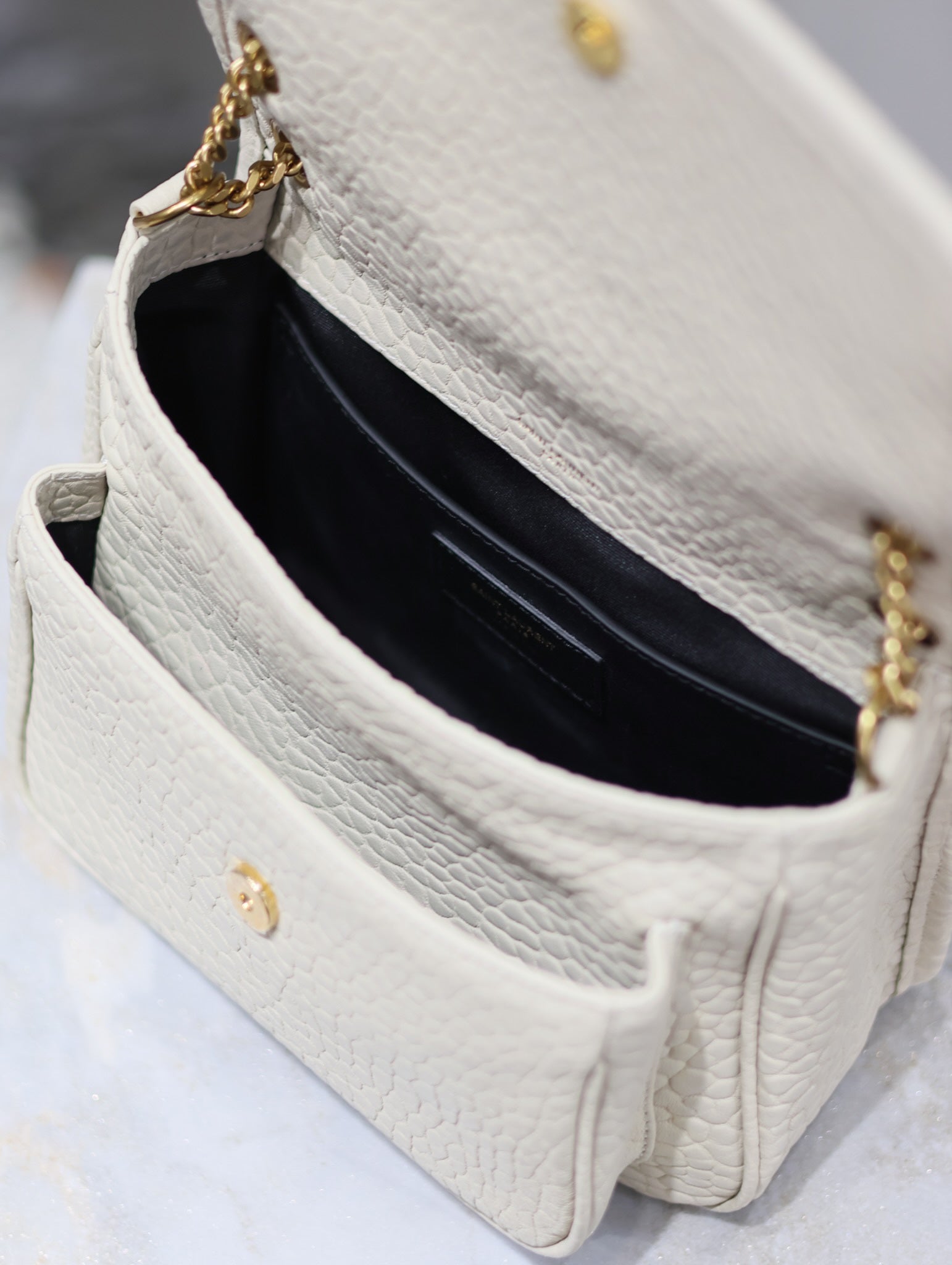 NIKI BABY 22 IN WEISS ELEFANTENMUSTER LAMMLEDER GOLDENES LOGO