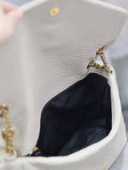 CALYPSO TASCHE 35 IN WEISSEM LAMMLEDER GOLDENE BESCHLÄGE