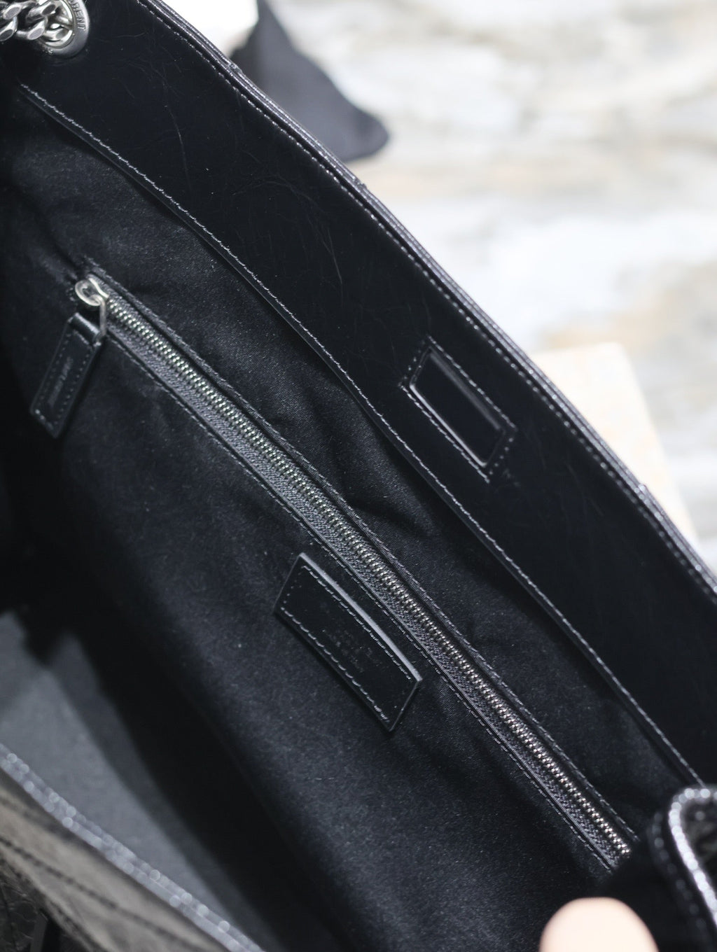 NIKI EINKAUFSTASCHE 39 IN SCHWARZEM, KNITTERTEM KALBSLEDER, SILBERNE BESCHLÄGE