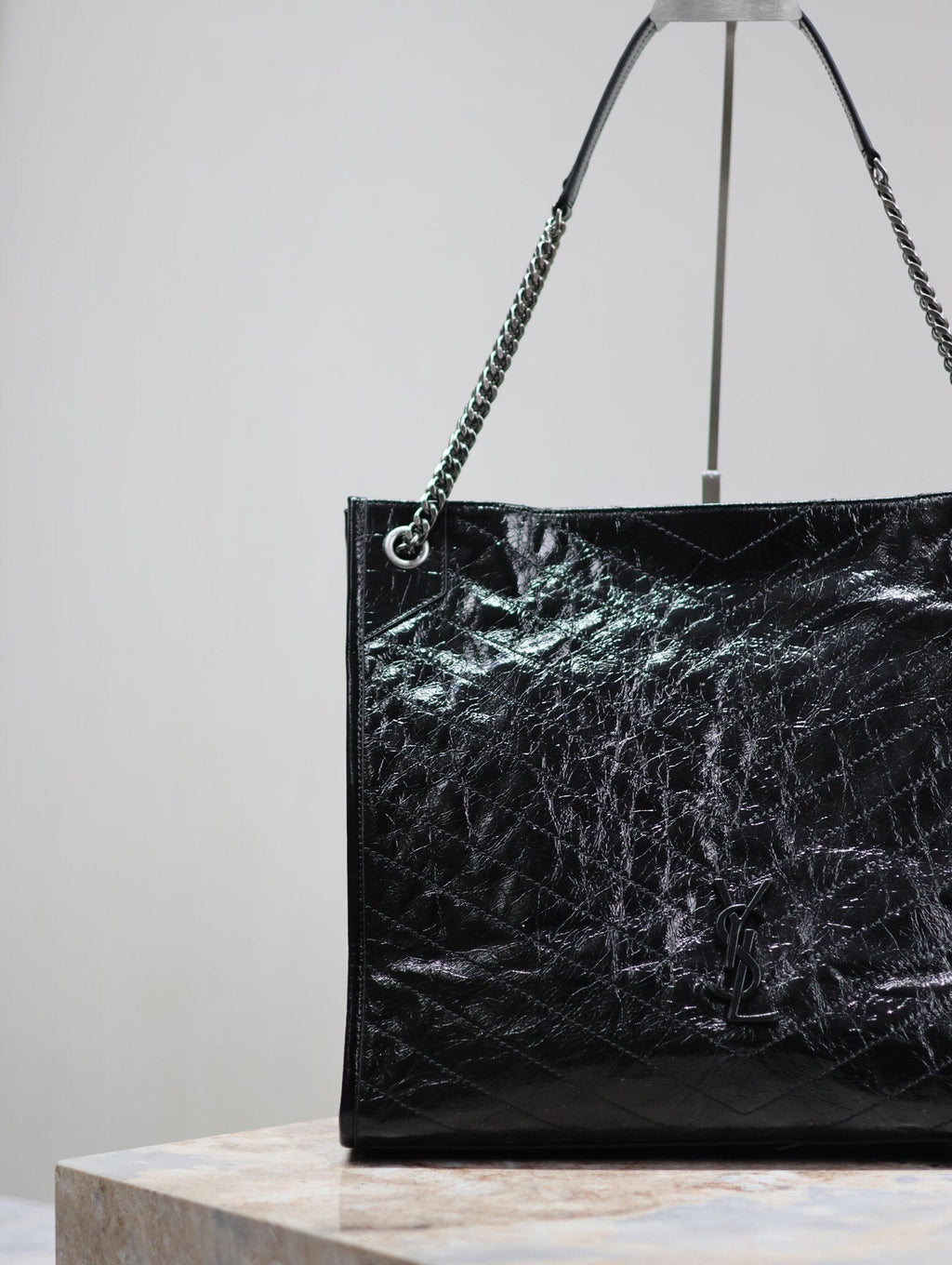 NIKI EINKAUFSTASCHE 39 IN SCHWARZEM, KNITTERTEM KALBSLEDER, SILBERNE BESCHLÄGE