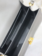 CASSANDRA Henkeltasche, 61 cm, graues Kalbsleder, goldene Beschläge