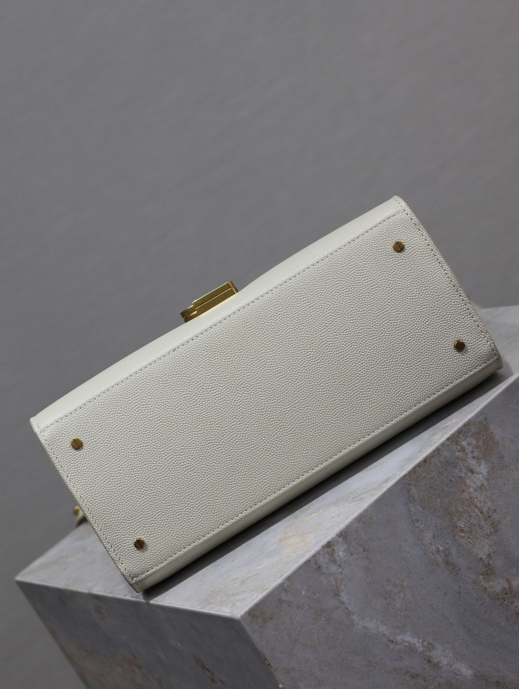 CASSANDRA Henkeltasche, 61 cm, weißes Kalbsleder, goldene Beschläge