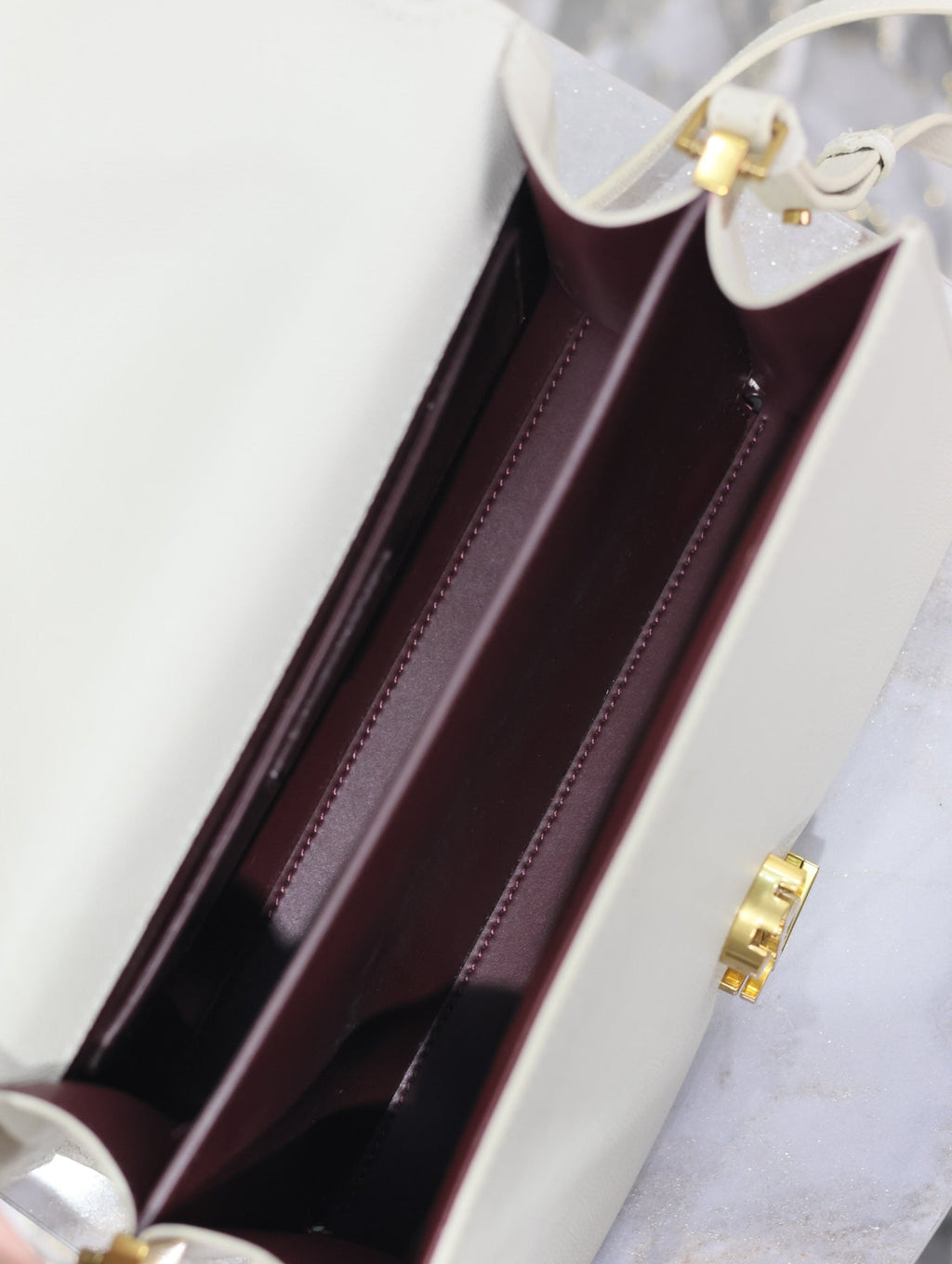 CASSANDRA Henkeltasche, 61 cm, weißes Kalbsleder, goldene Beschläge