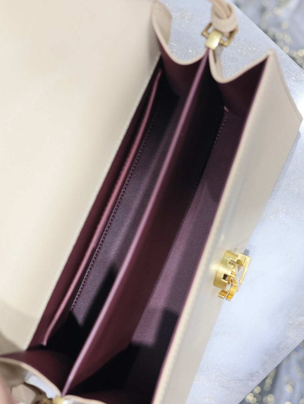 CASSANDRA Henkeltasche 24 Zoll, beige Kalbsleder, goldene Beschläge