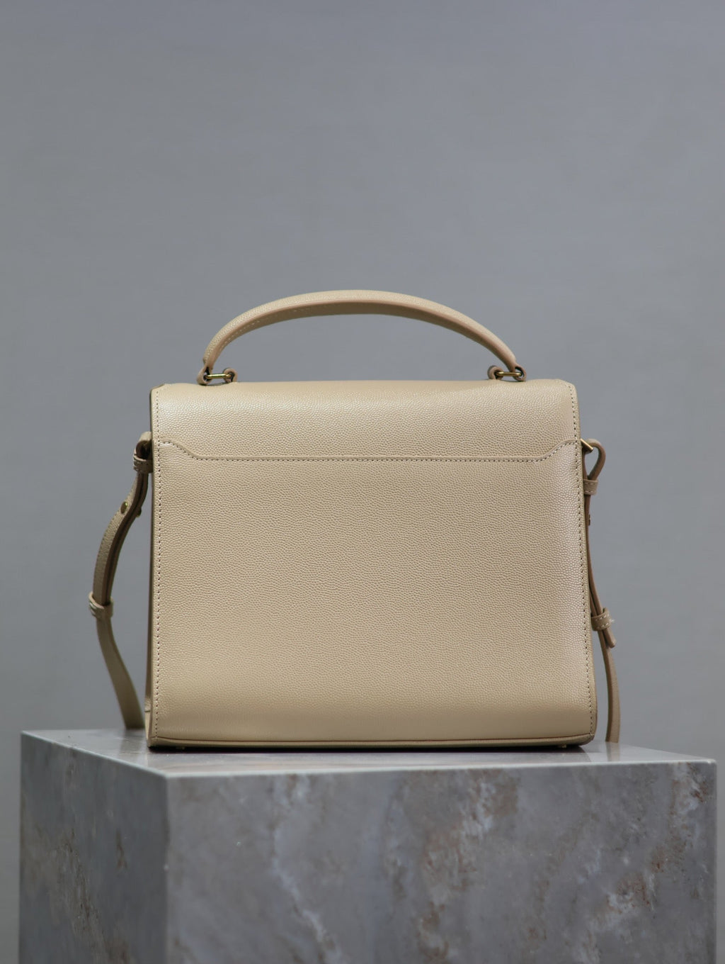 CASSANDRA Henkeltasche 24 Zoll, beige Kalbsleder, goldene Beschläge