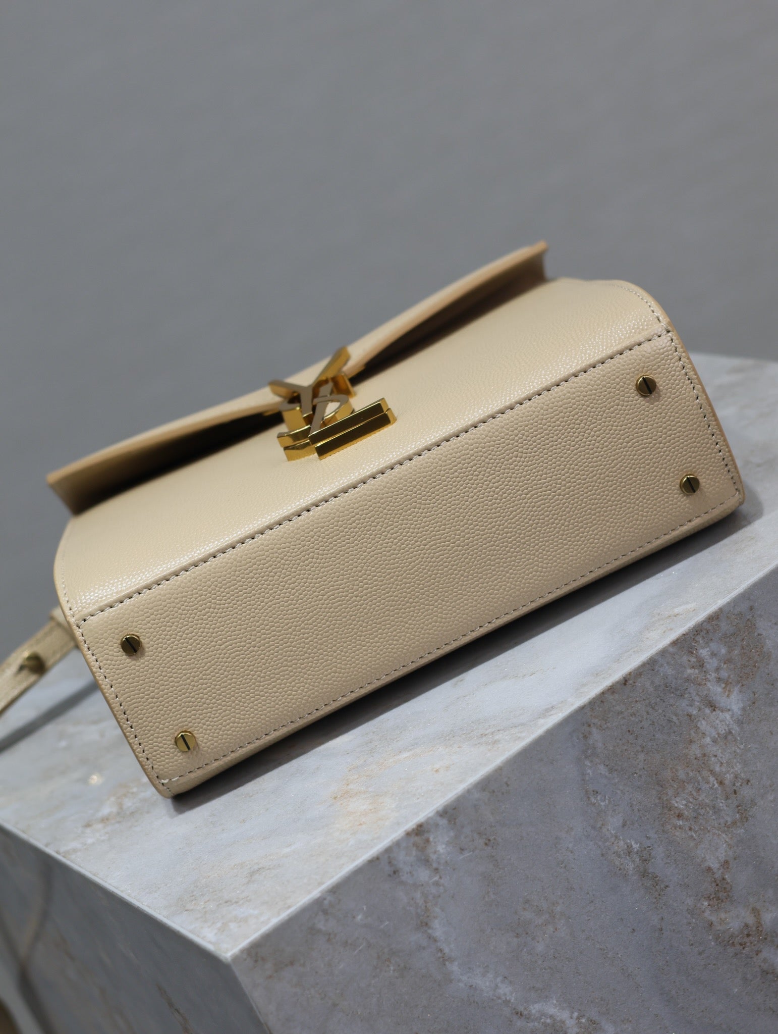 CASSANDRA MINI-HANDTASCHEN 20 IN BEIGE KALBSLEDER GOLDENE BESCHLÄGE