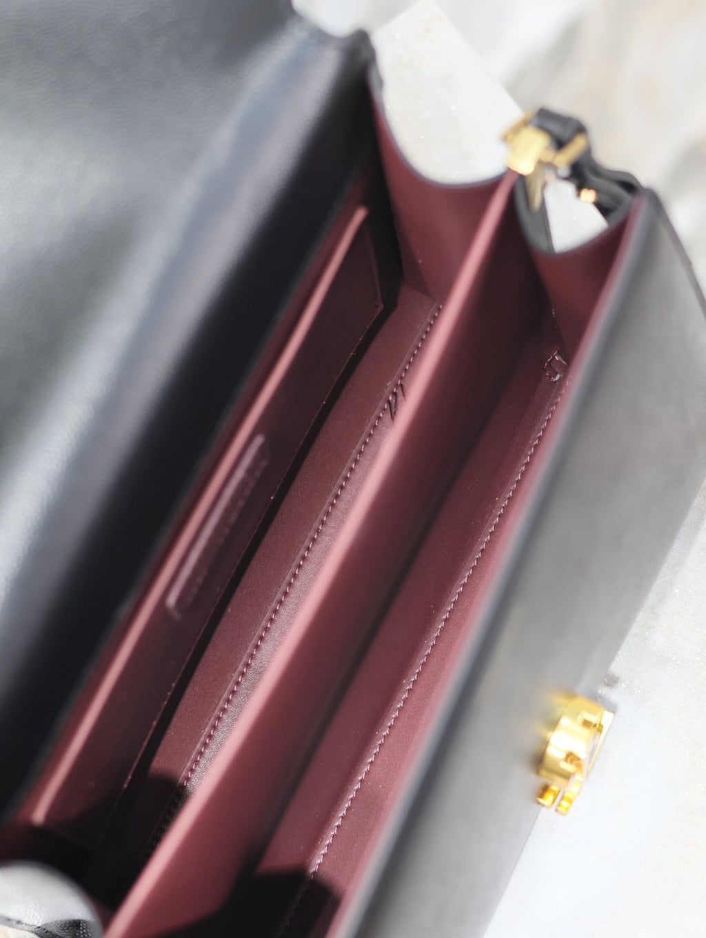 CASSANDRA Henkeltasche, 61 cm, schwarzes Kalbsleder, goldene Beschläge