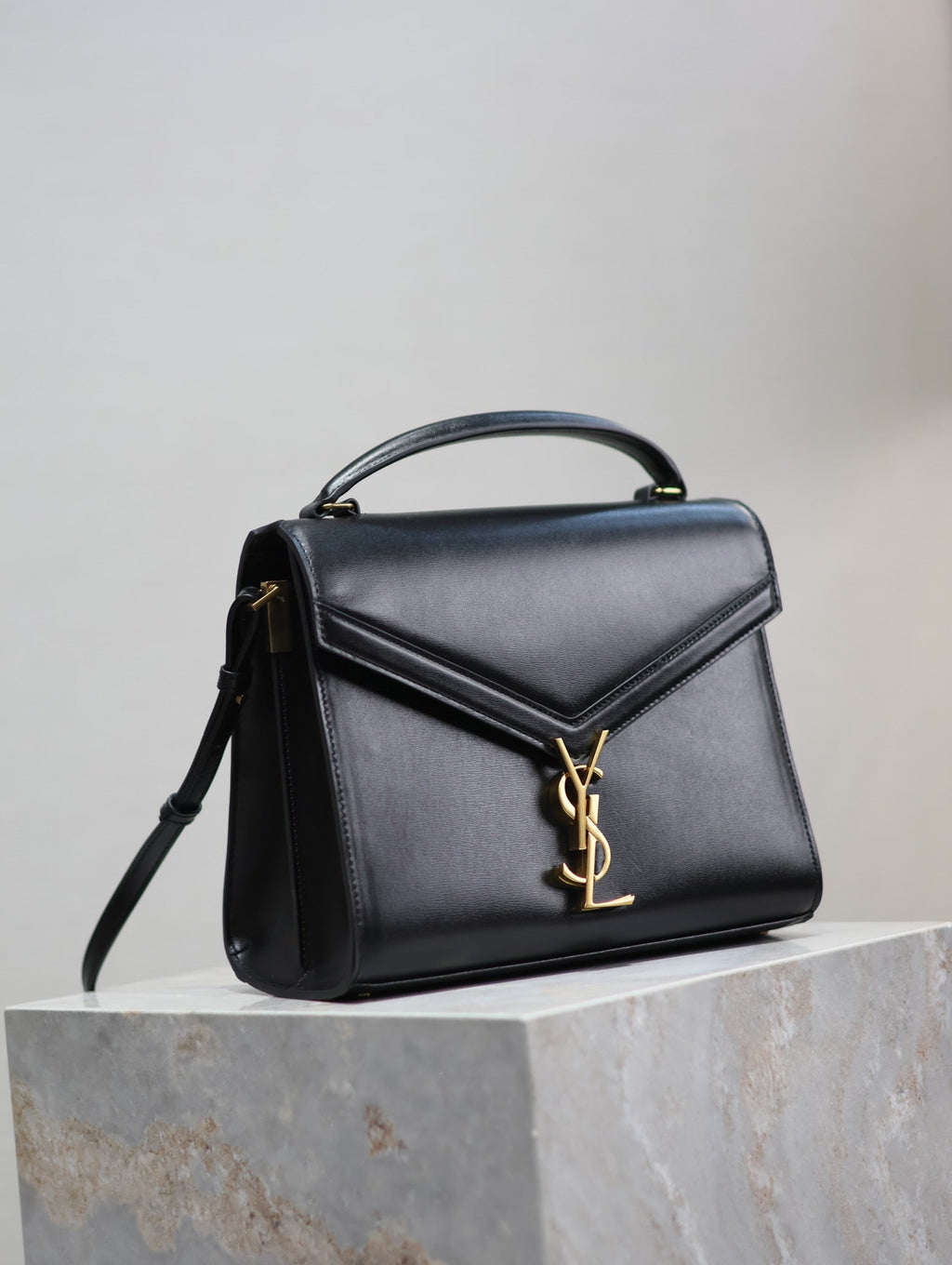 CASSANDRA Henkeltasche, 61 cm, schwarz, glattes Lammleder, goldene Beschläge