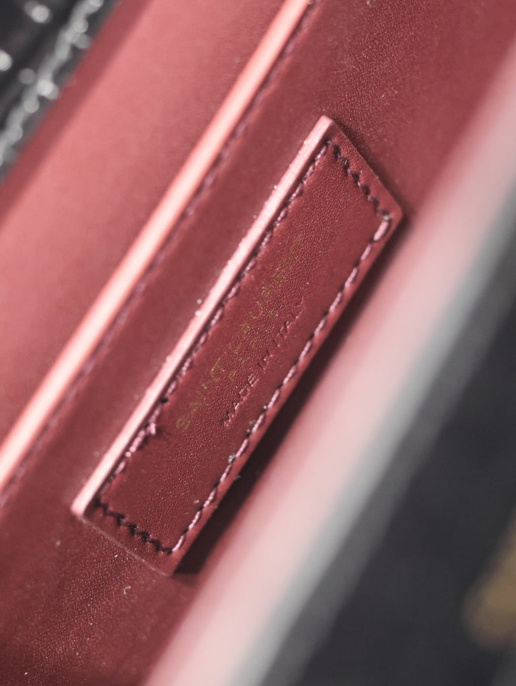 CASSANDRA Henkeltasche 24 Zoll, schwarzes, glänzendes Kalbsleder mit Krokodilprägung