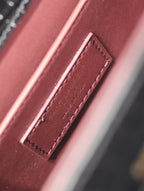 CASSANDRA Henkeltasche 24 Zoll, schwarzes, glänzendes Kalbsleder mit Krokodilprägung