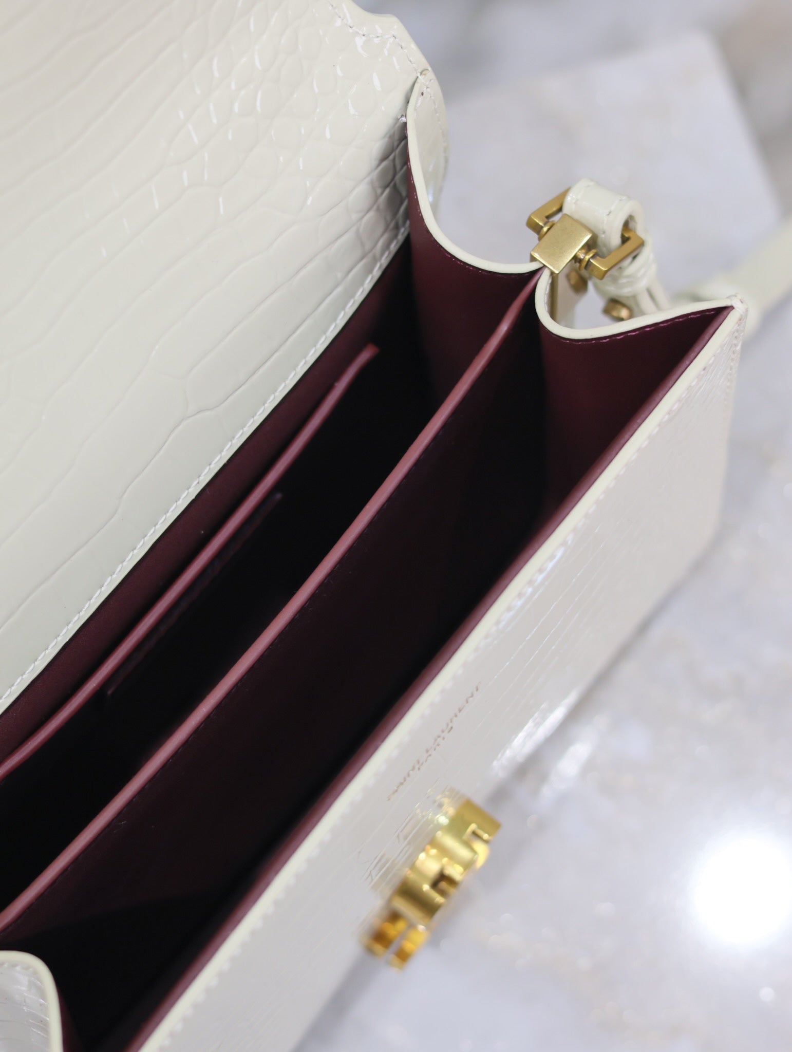 CASSANDRA MINI-HANDTASCHEN 20 ZOLL WEISSES, KROKODILGEPRÄGTES, GLÄNZENDES KALBSLEDER