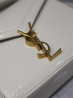 CASSANDRA MINI-HANDTASCHEN 20 ZOLL WEISSES, KROKODILGEPRÄGTES, GLÄNZENDES KALBSLEDER