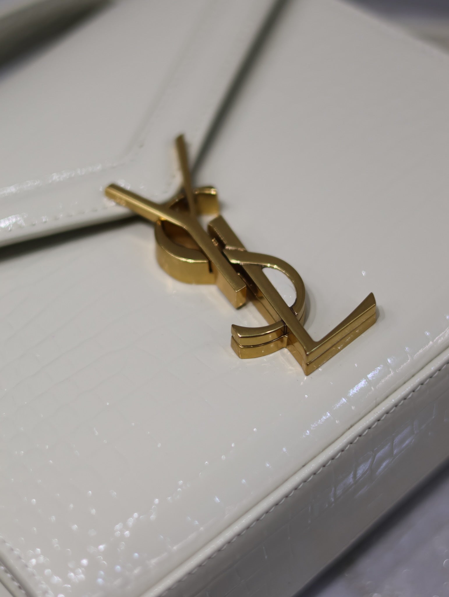 CASSANDRA MINI-HANDTASCHEN 20 ZOLL WEISSES, KROKODILGEPRÄGTES, GLÄNZENDES KALBSLEDER