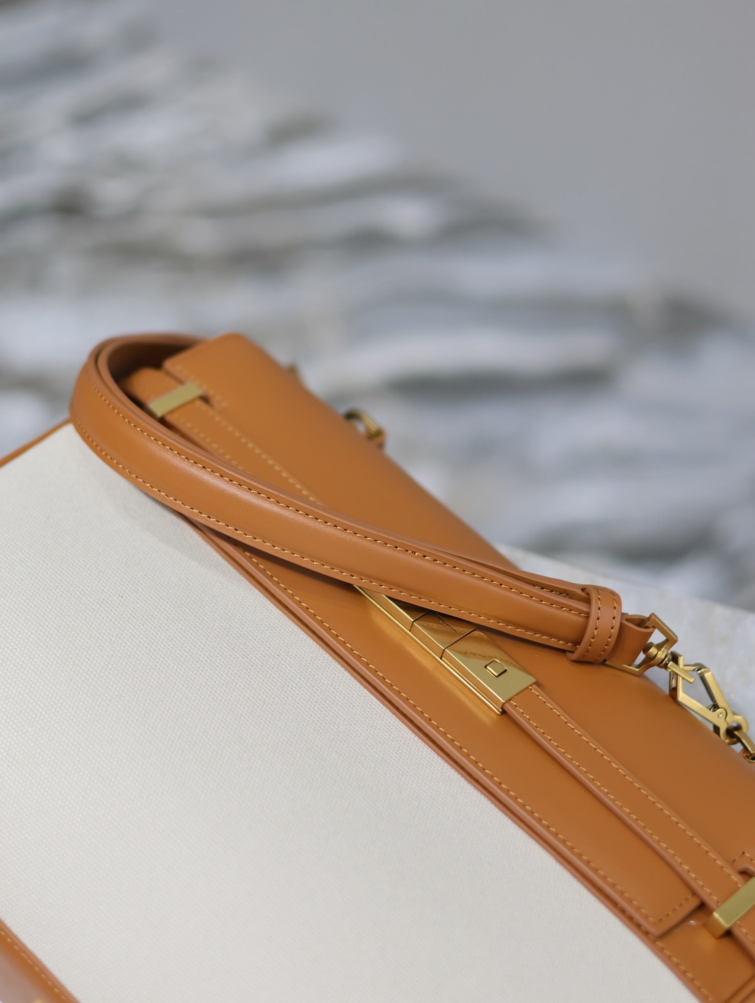 MANHATTAN HANDTASCHE 32 IN BRAUNES KALBSLEDER UND WEISSES CANVAS GOLDENE BESCHLÄGE