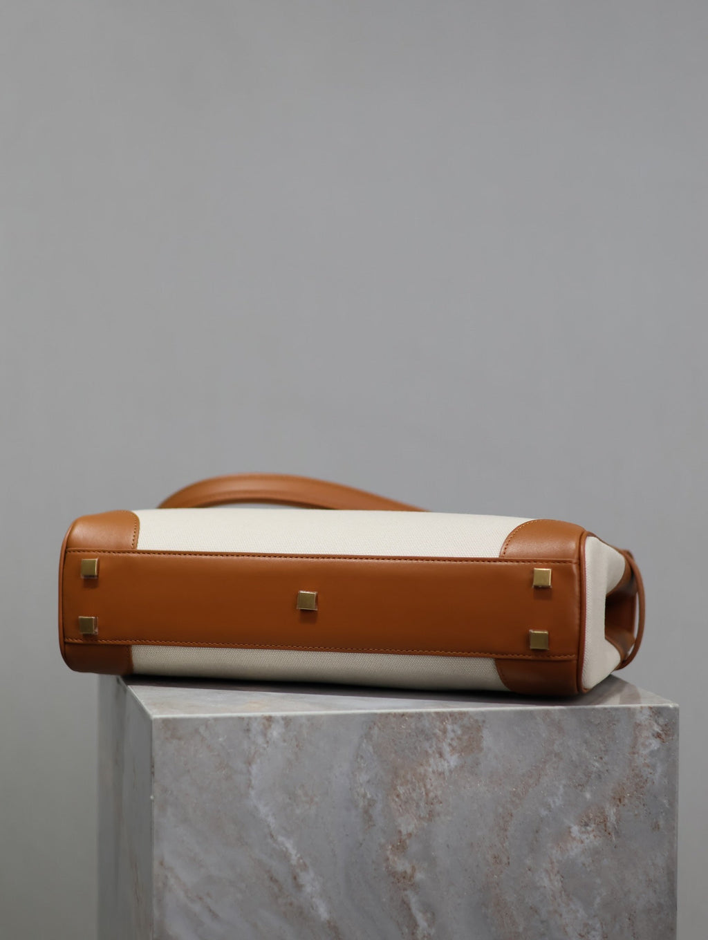 MANHATTAN HANDTASCHE 32 IN BRAUNES KALBSLEDER UND WEISSES CANVAS GOLDENE BESCHLÄGE