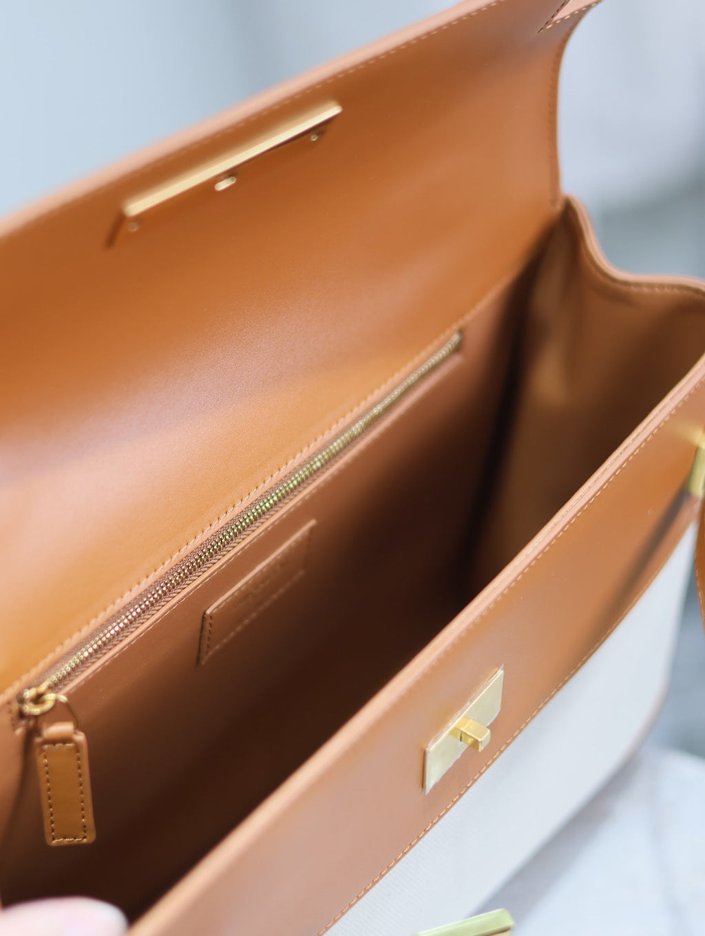 MANHATTAN HANDTASCHE 32 IN BRAUNES KALBSLEDER UND WEISSES CANVAS GOLDENE BESCHLÄGE