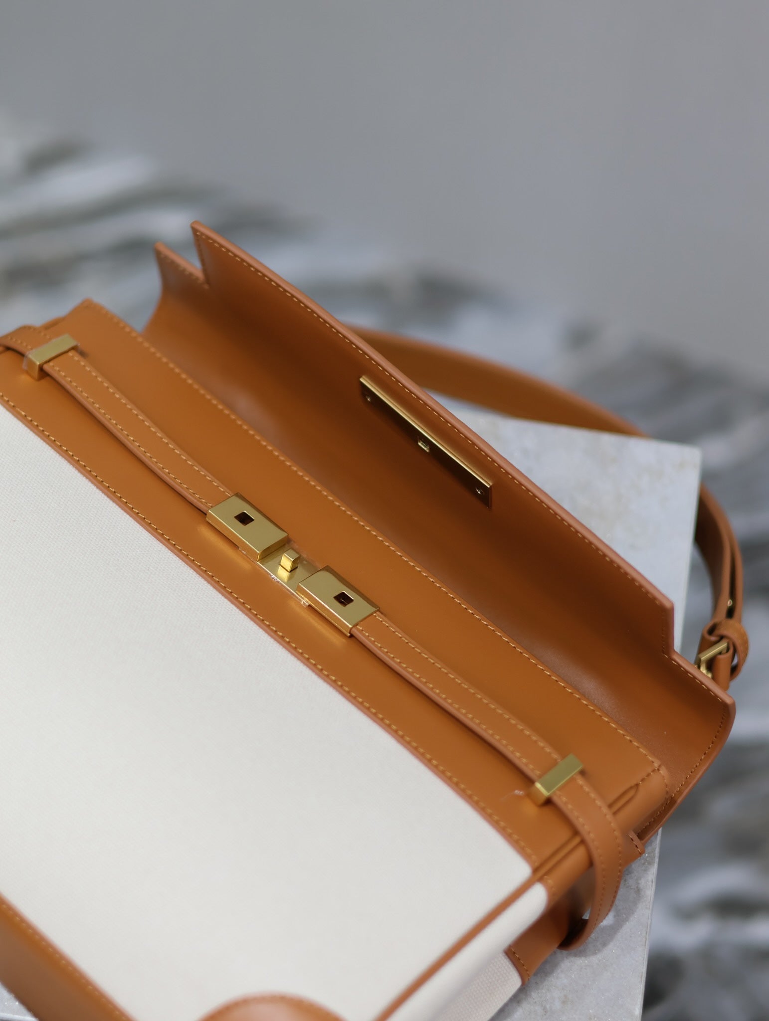 MANHATTAN HANDTASCHE 32 IN BRAUNES KALBSLEDER UND WEISSES CANVAS GOLDENE BESCHLÄGE