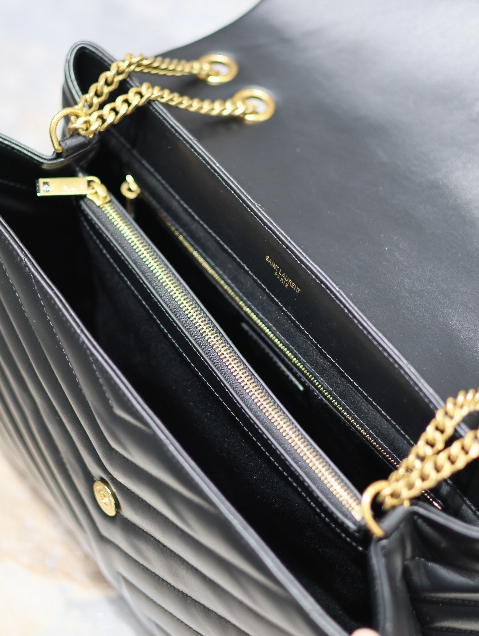 LOULOU GROSS 36 IN SCHWARZ GESTEPPTES KALBSLEDER GOLDENE BESCHLÄGE