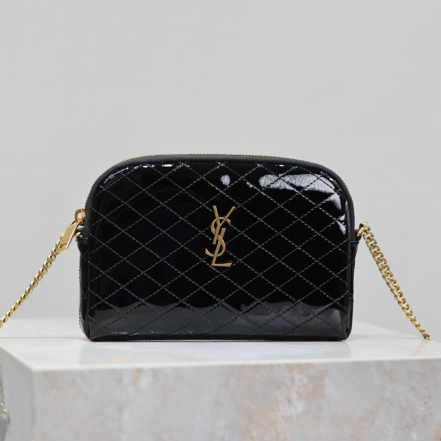 GABY Reißverschlusstasche 19 in Schwarz, glänzendem Lammleder, goldene Beschläge