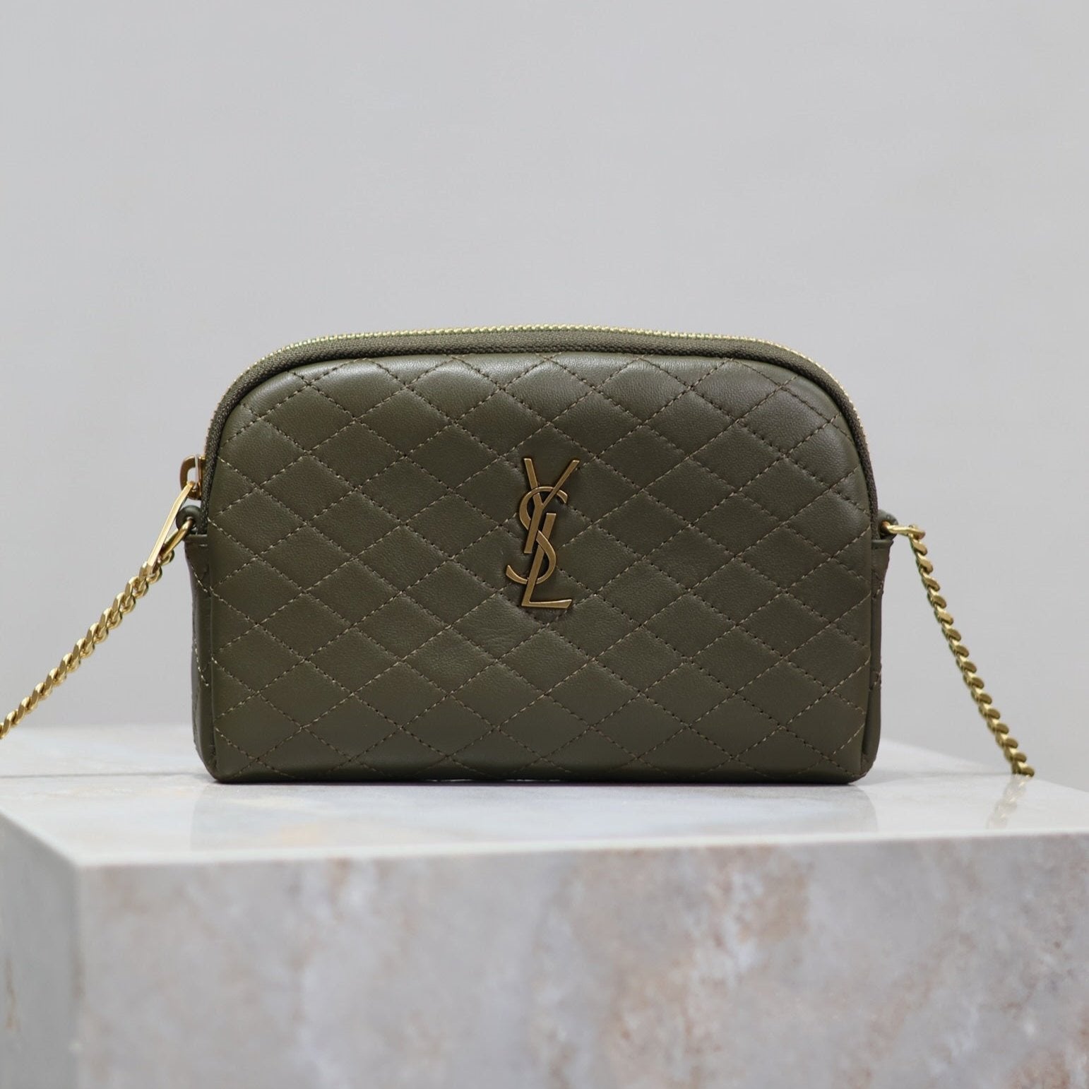 GABY Reißverschlusstasche 19 in Uniformgrün, gestepptes Lammleder, goldene Beschläge