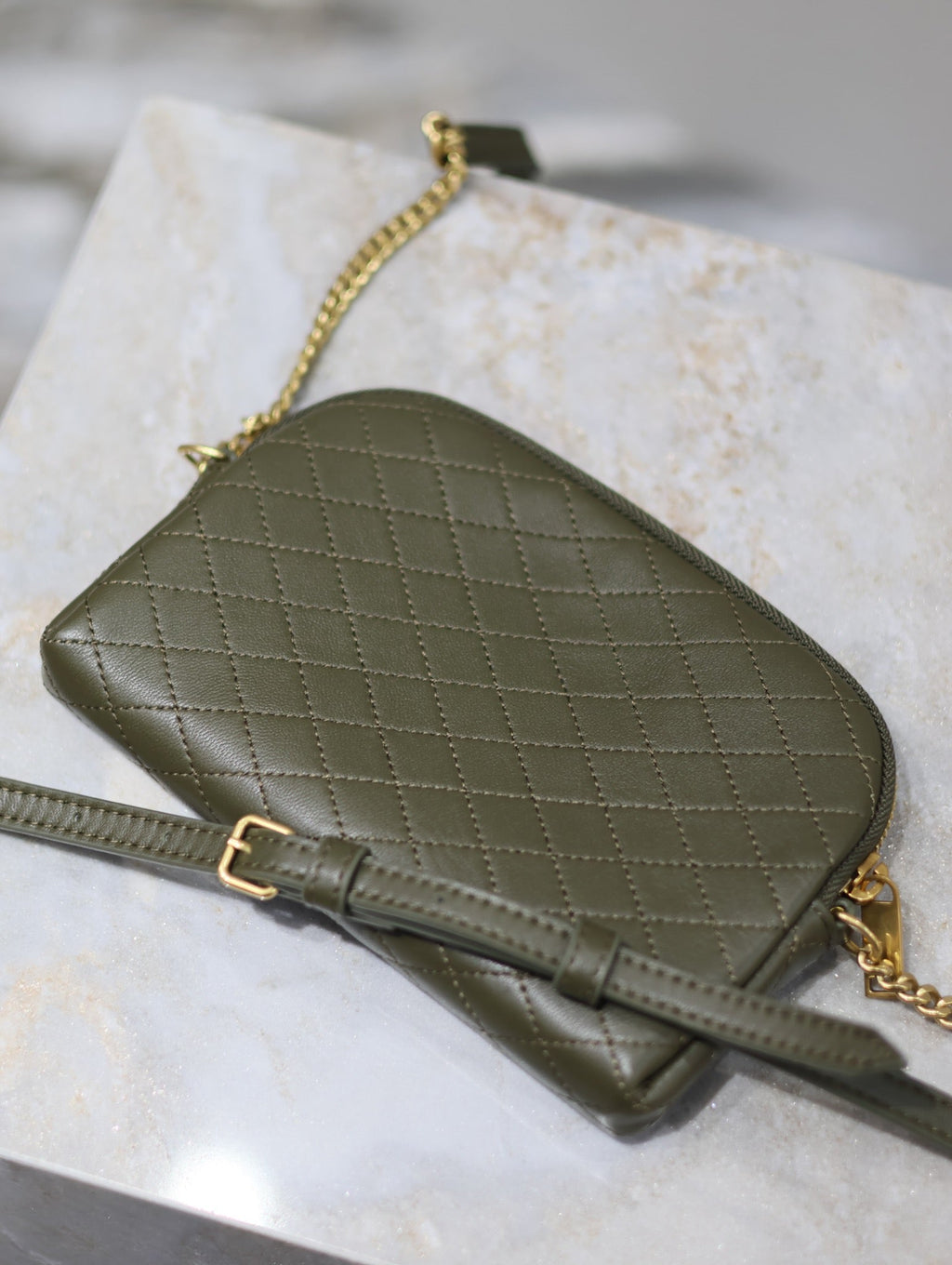 GABY Reißverschlusstasche 19 in Uniformgrün, gestepptes Lammleder, goldene Beschläge