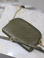 GABY Reißverschlusstasche 19 in Uniformgrün, gestepptes Lammleder, goldene Beschläge