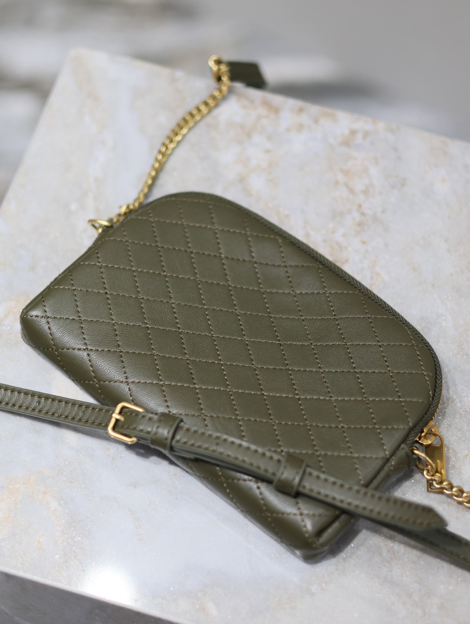 GABY Reißverschlusstasche 19 in Uniformgrün, gestepptes Lammleder, goldene Beschläge