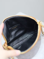 GABY Reißverschlusstasche 19 in Karamellbraun, gestepptes Lammleder, goldene Beschläge