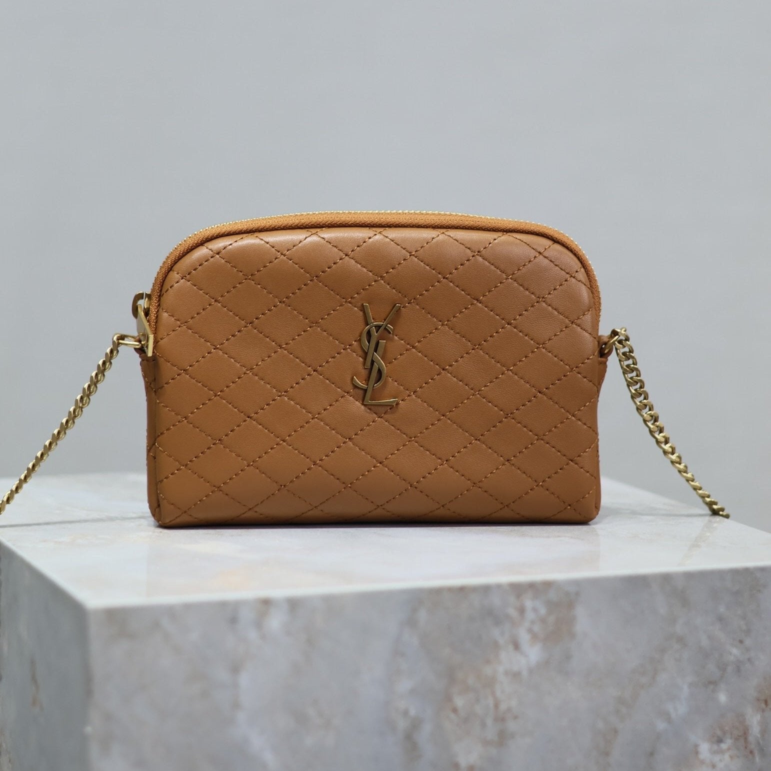 GABY Reißverschlusstasche 19 in Karamellbraun, gestepptes Lammleder, goldene Beschläge