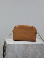 GABY Reißverschlusstasche 19 in Karamellbraun, gestepptes Lammleder, goldene Beschläge