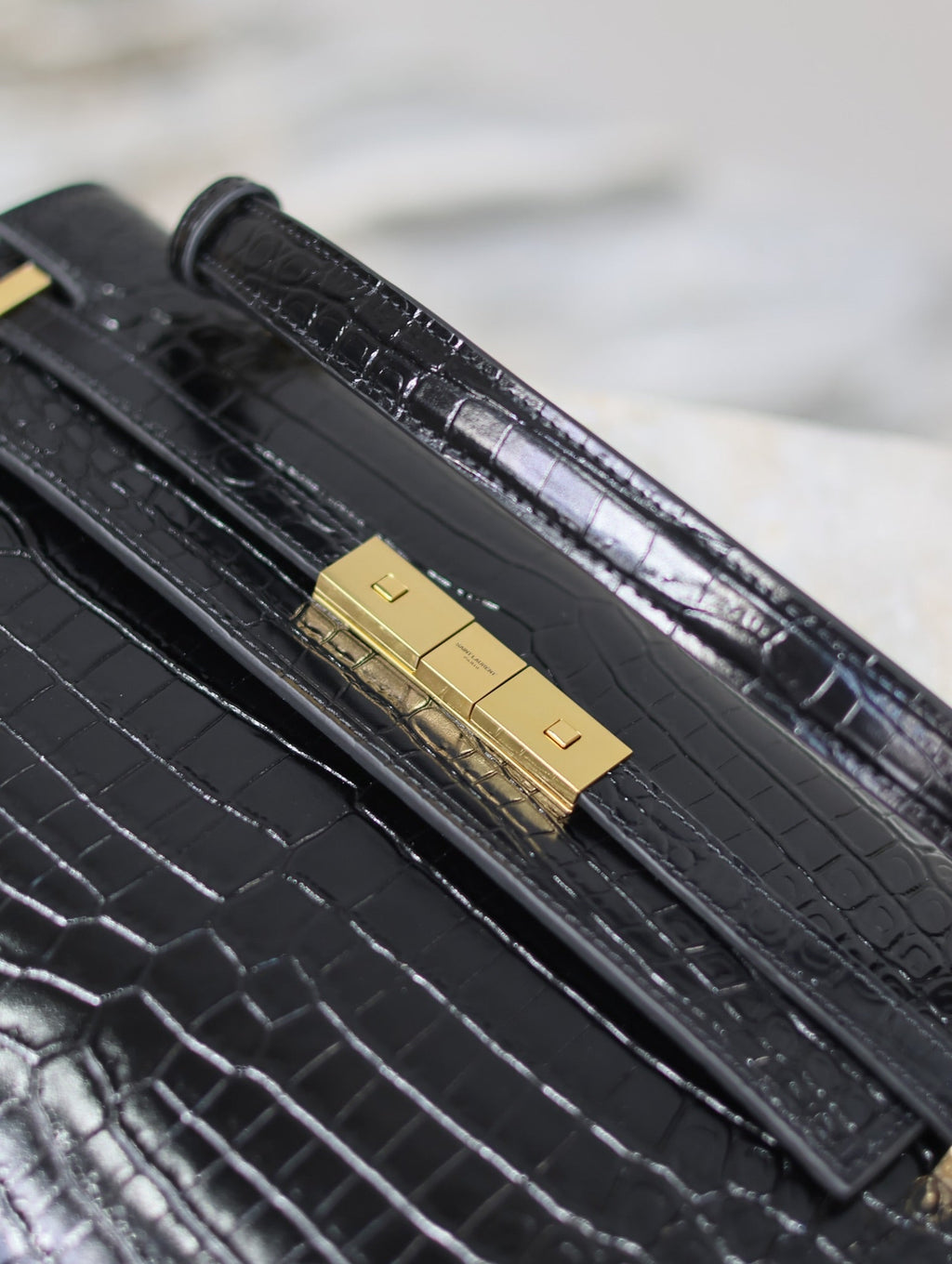 MANHATTAN HANDTASCHE 32 IN SCHWARZEM KROKODILGEPRÄGTES KALBSLEDER GOLDENE BESCHLÄGE