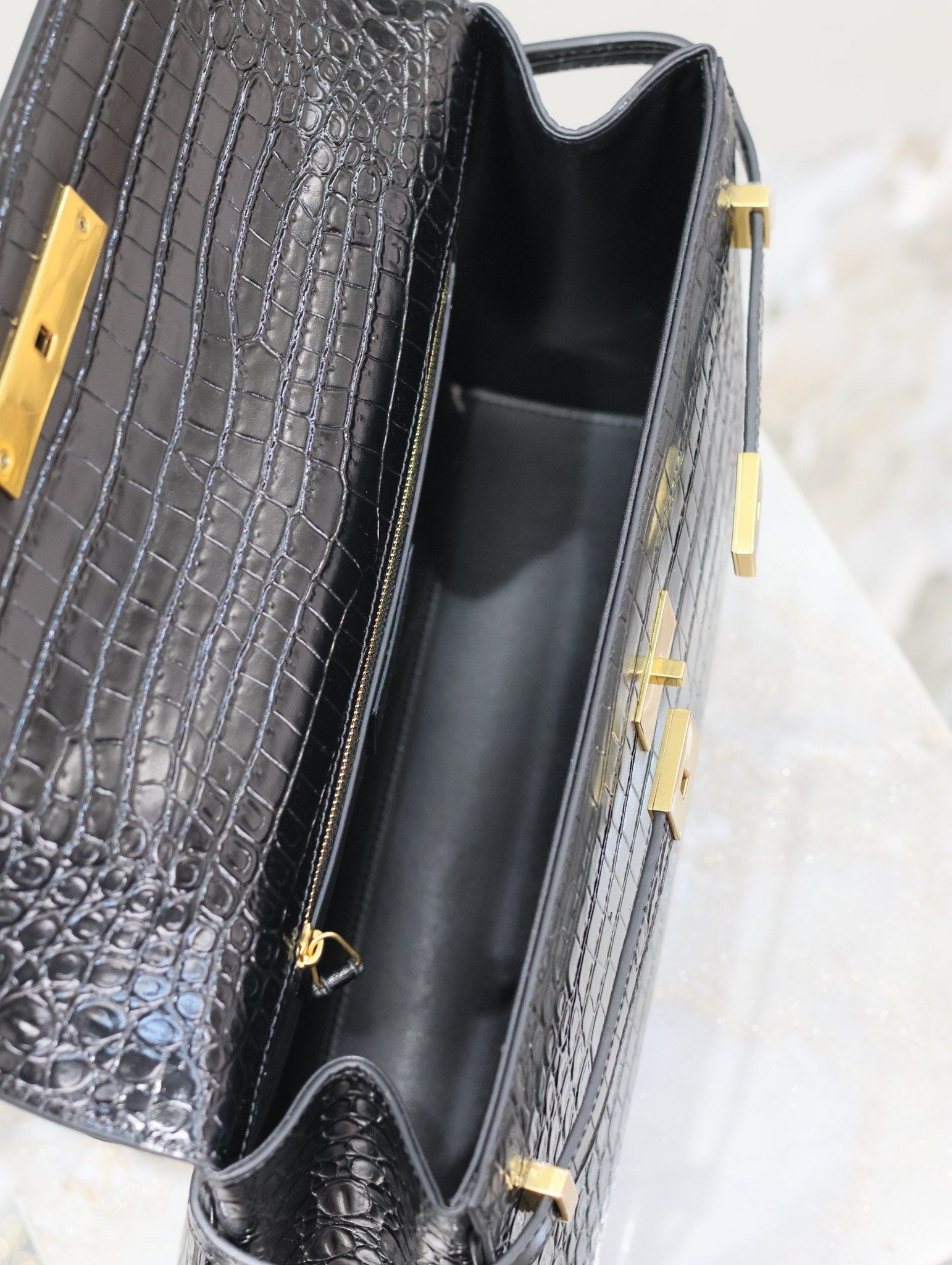 MANHATTAN HANDTASCHE 32 IN SCHWARZEM KROKODILGEPRÄGTES KALBSLEDER GOLDENE BESCHLÄGE