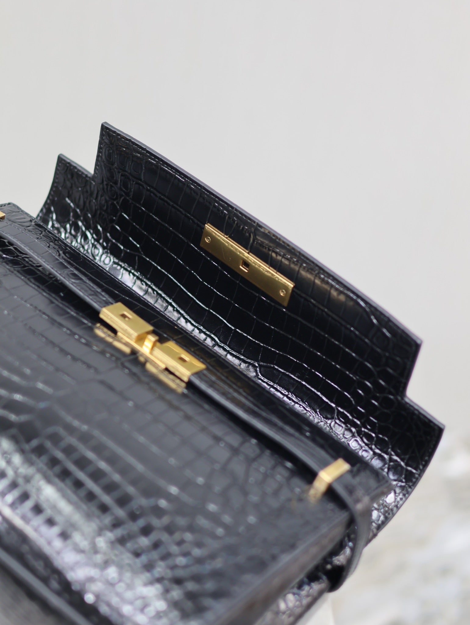 MANHATTAN HANDTASCHE 32 IN SCHWARZEM KROKODILGEPRÄGTES KALBSLEDER GOLDENE BESCHLÄGE