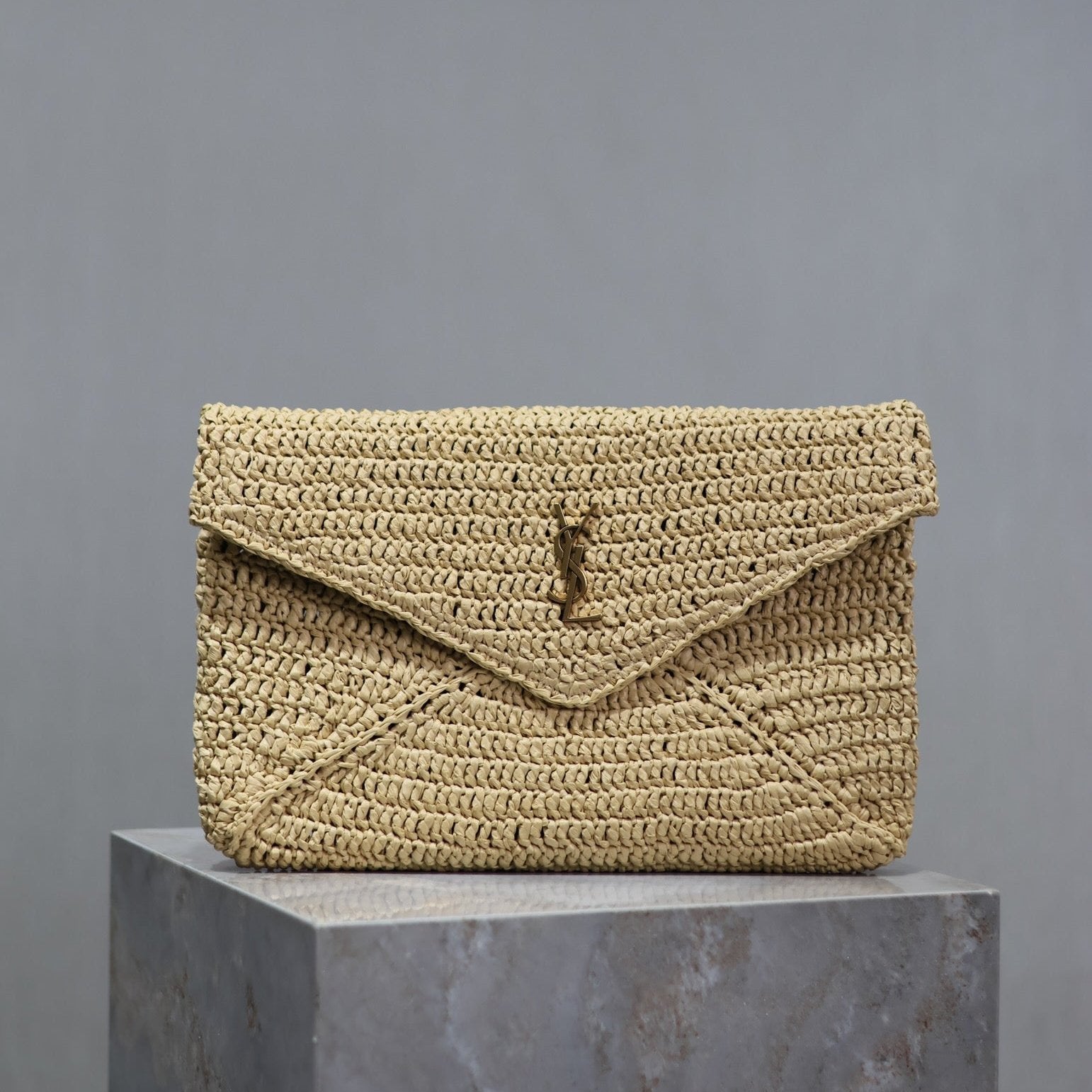 ENVELOPE CLUTCH 29 IN BEIGE RAFFIA