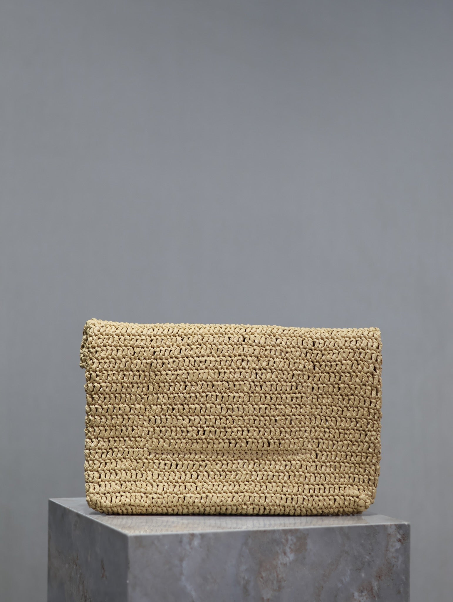 ENVELOPE CLUTCH 29 IN BEIGE RAFFIA