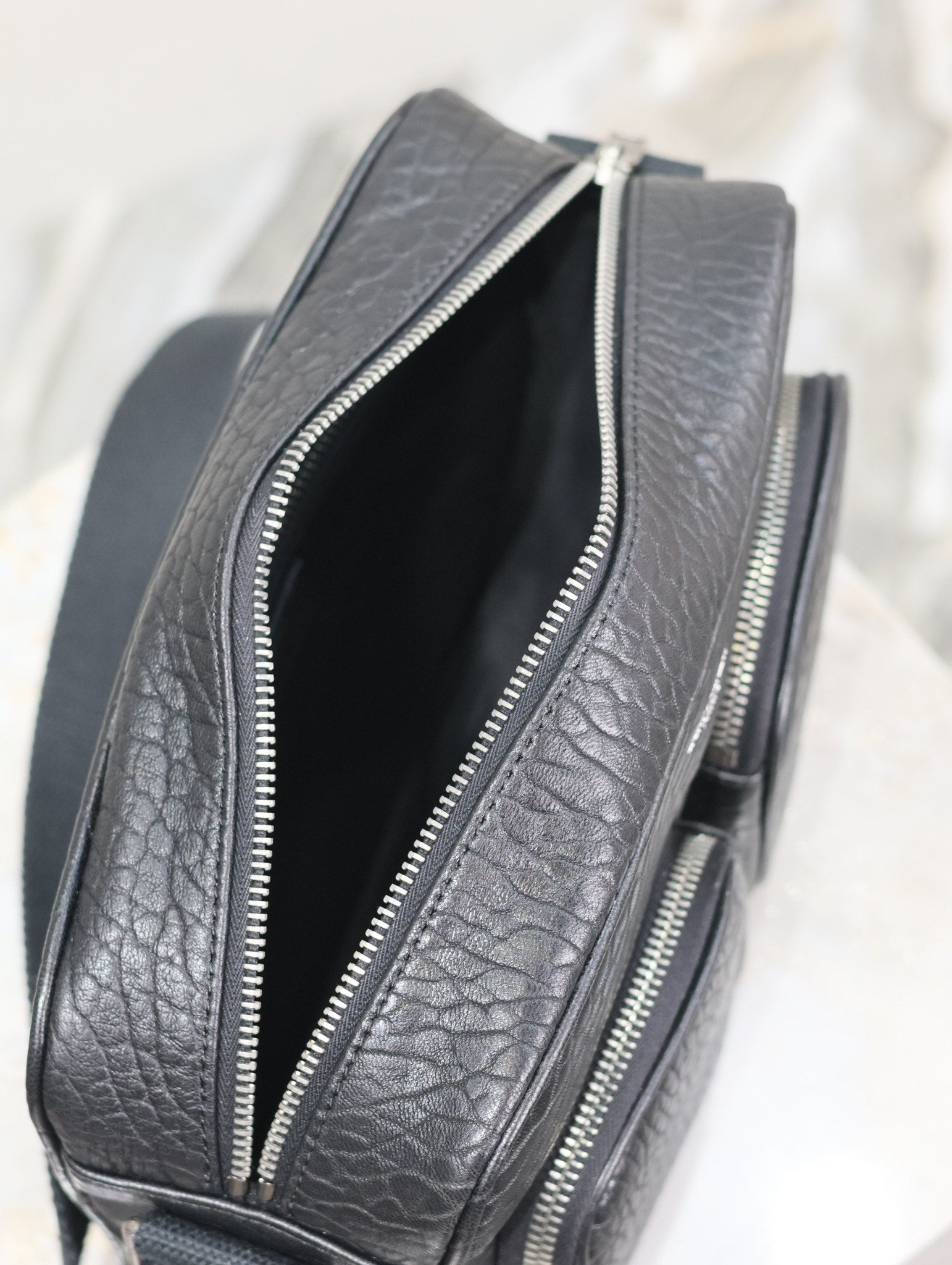 CITY KAMERATASCHE 24 IN SCHWARZ ELEFANTENMUSTER LAMMLEDER