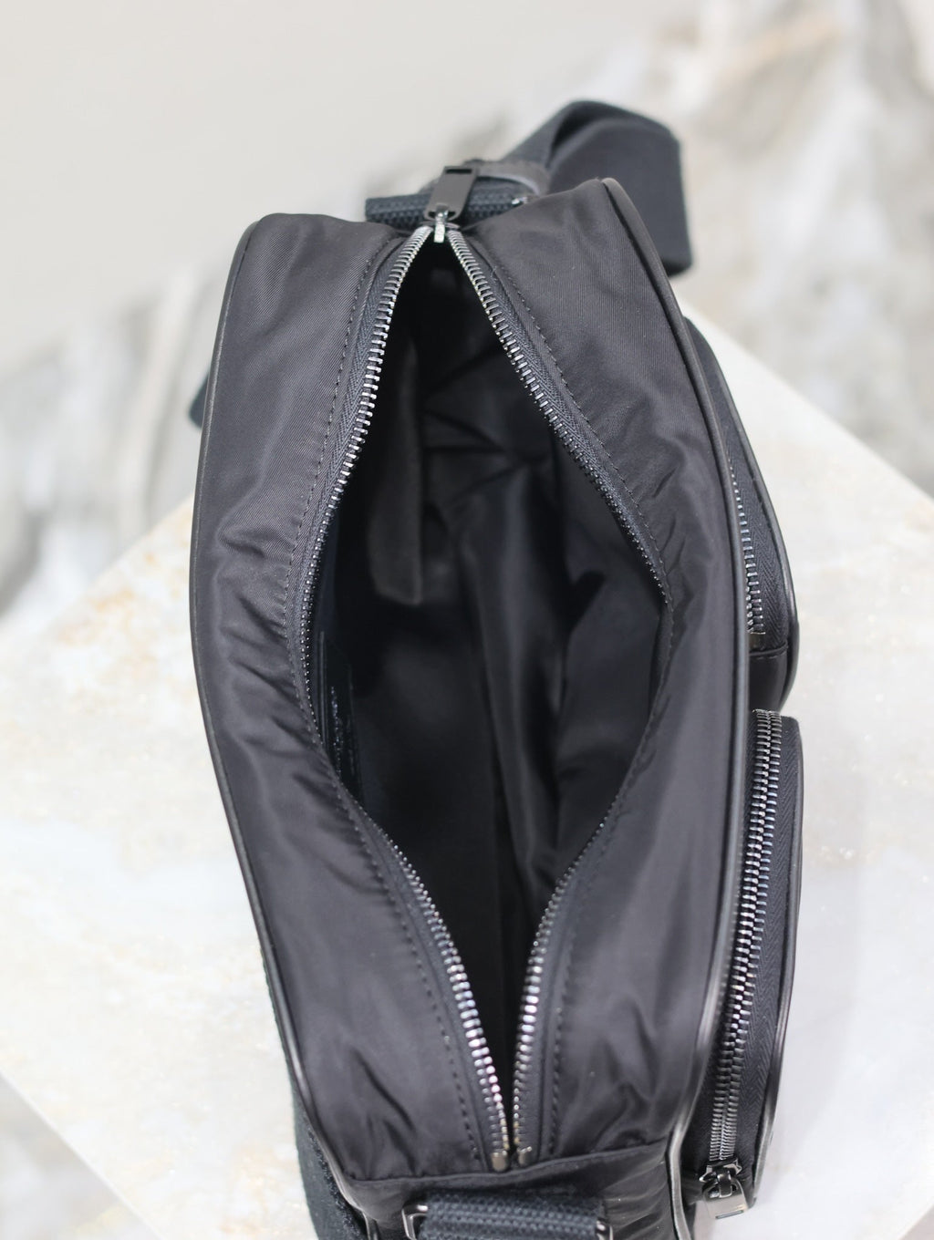 CITY KAMERATASCHE 24 IN SCHWARZ ECONYL