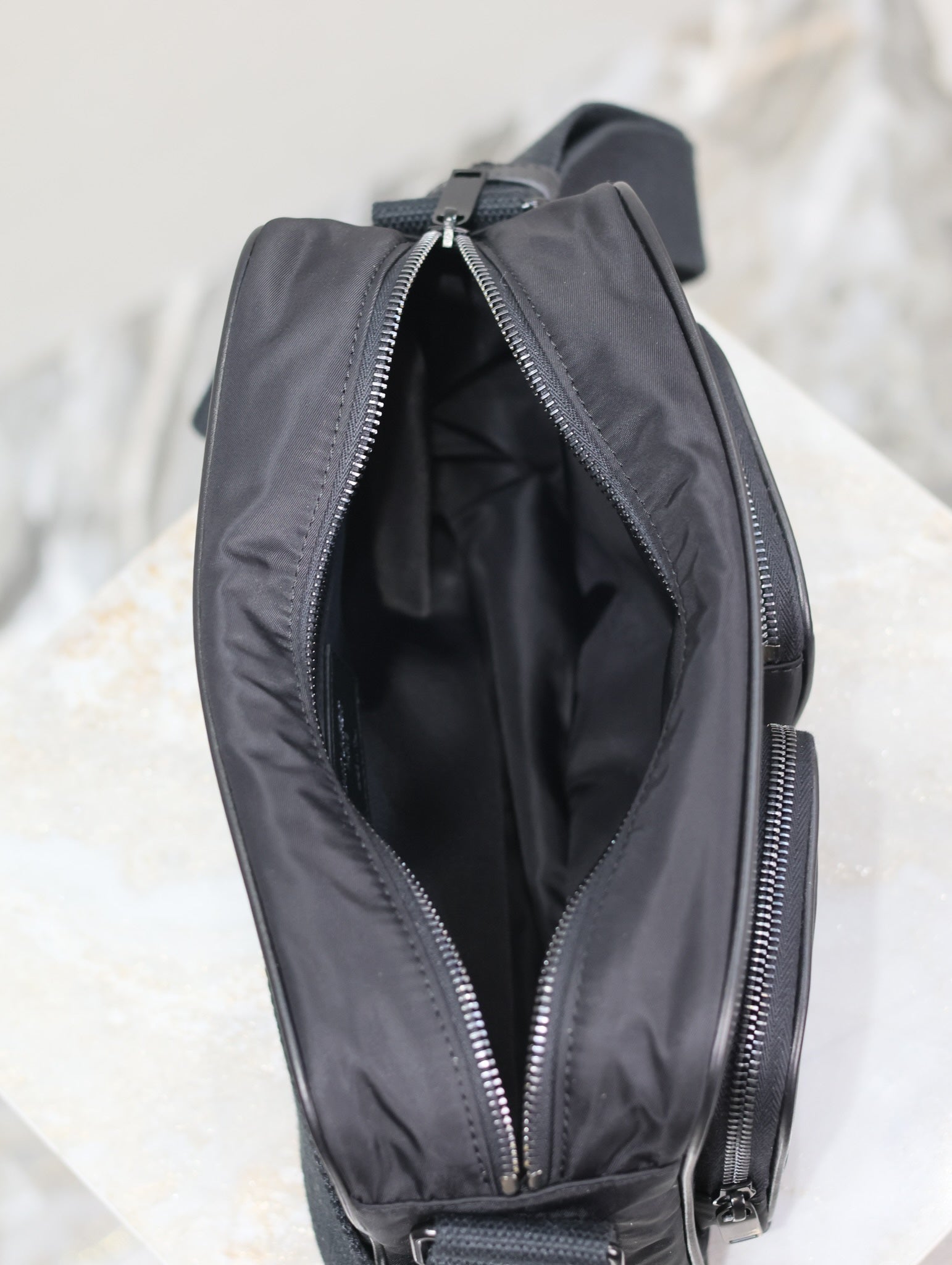 CITY KAMERATASCHE 24 IN SCHWARZ ECONYL