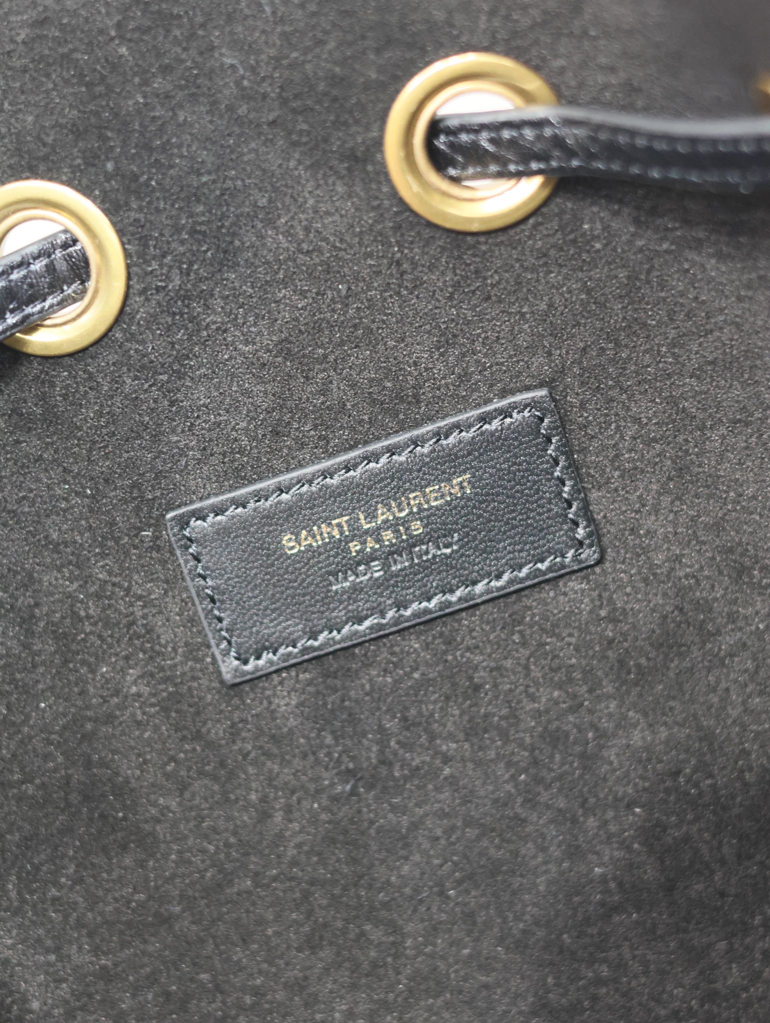 PARIS VII KLEINE HOBO-TASCHE 30 IN SCHWARZEM NARBENLEDER GOLDENE BESCHLÄGE