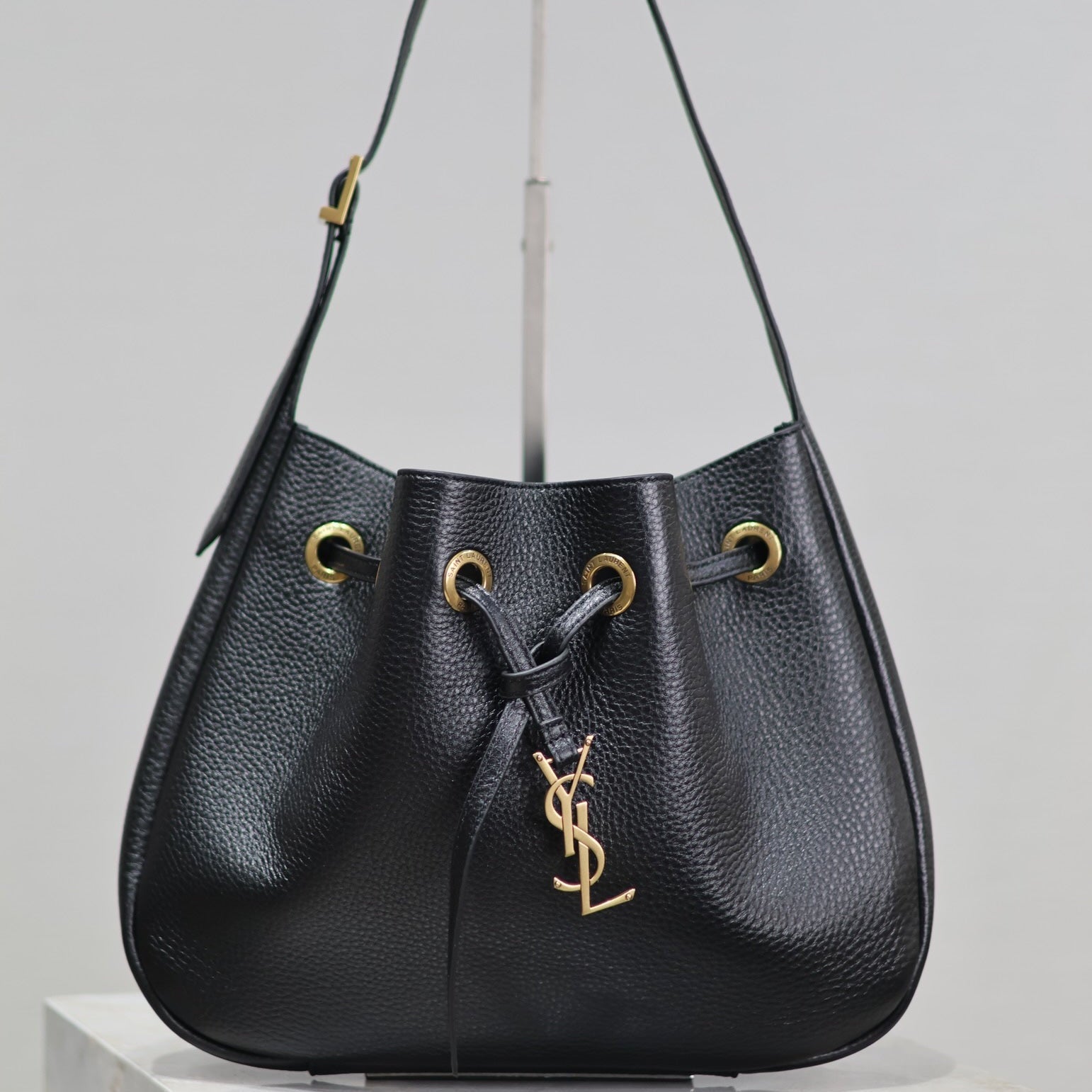 PARIS VII KLEINE HOBO-TASCHE 30 IN SCHWARZEM NARBENLEDER GOLDENE BESCHLÄGE