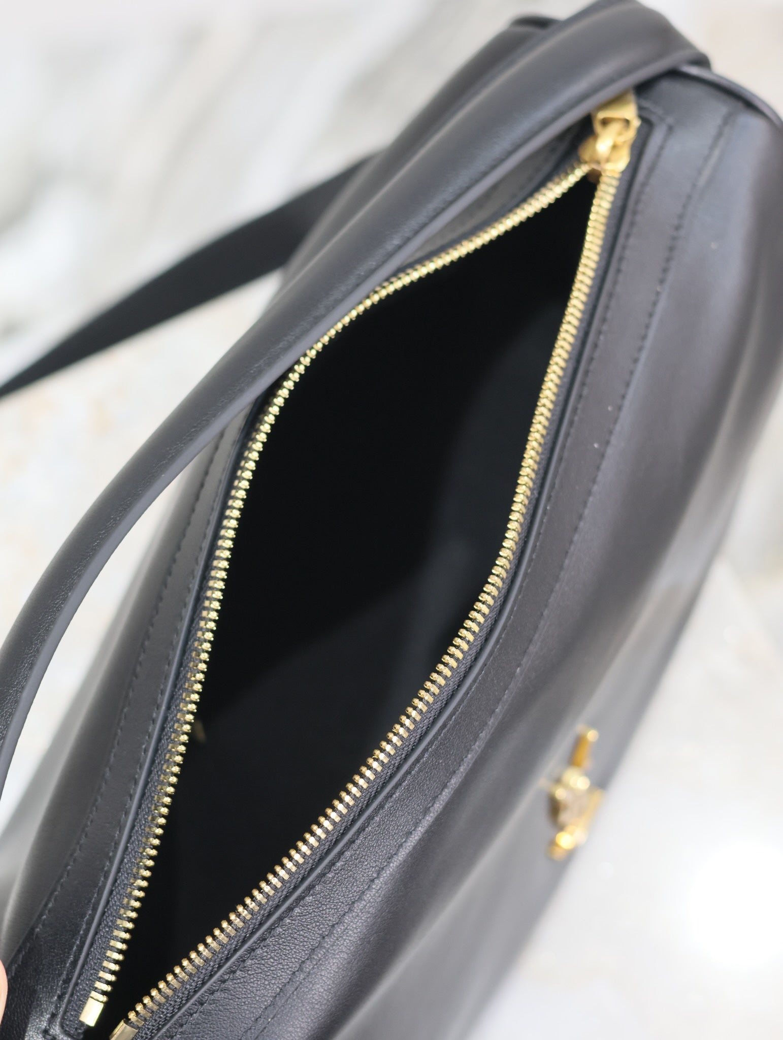 Kameratasche, 28 Zoll, schwarz, glattes Lammleder, goldene Beschläge