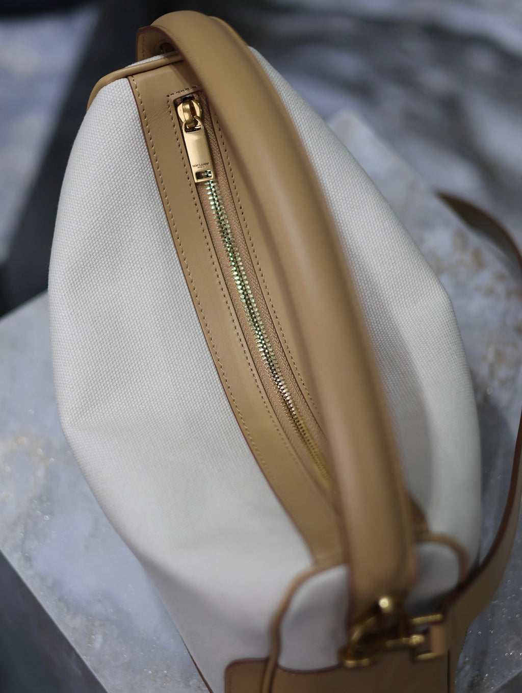 Kameratasche, 28 Zoll, weißes Canvas mit braunem Kalbslederbesatz