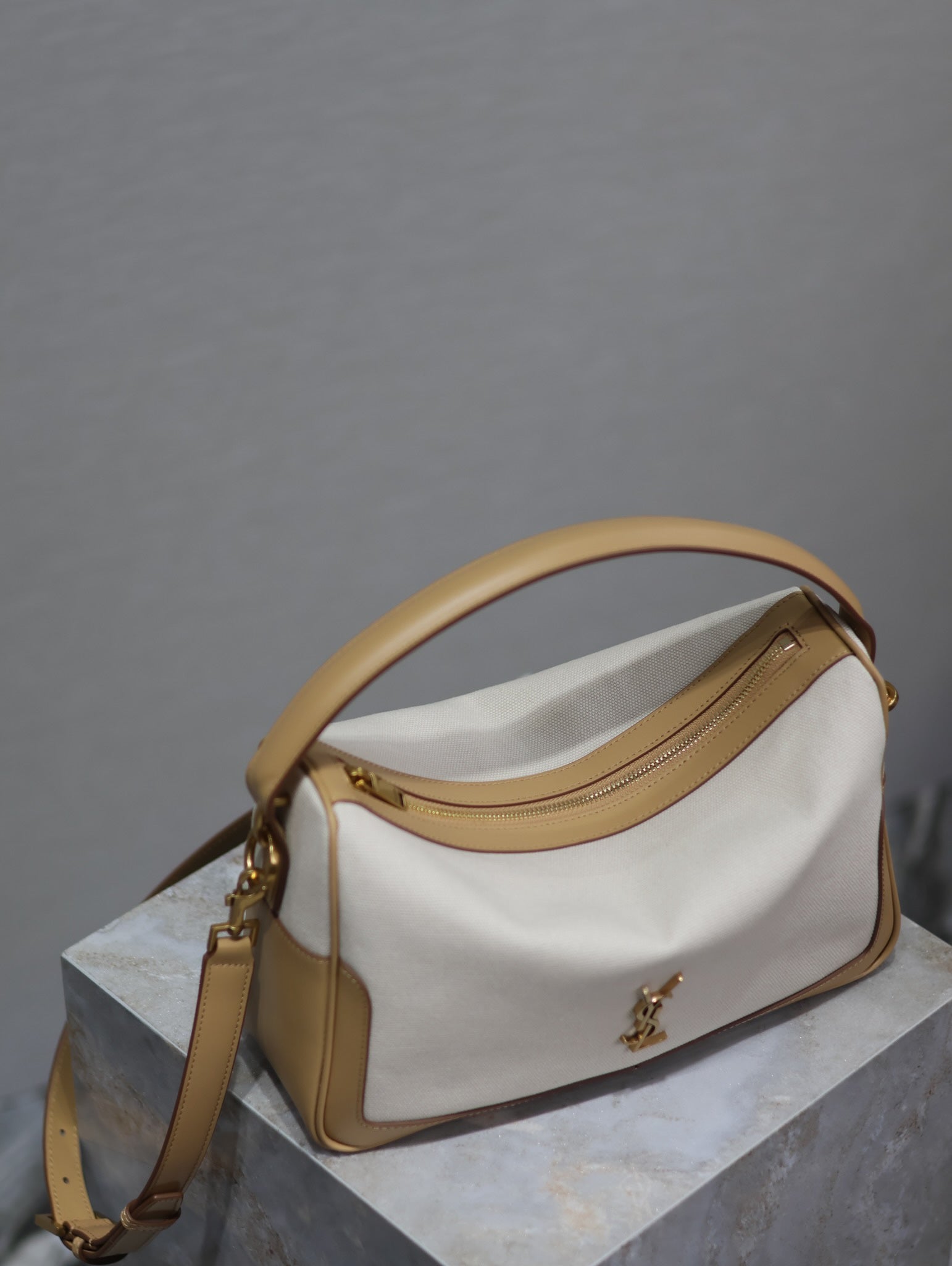 Kameratasche, 28 Zoll, weißes Canvas mit braunem Kalbslederbesatz