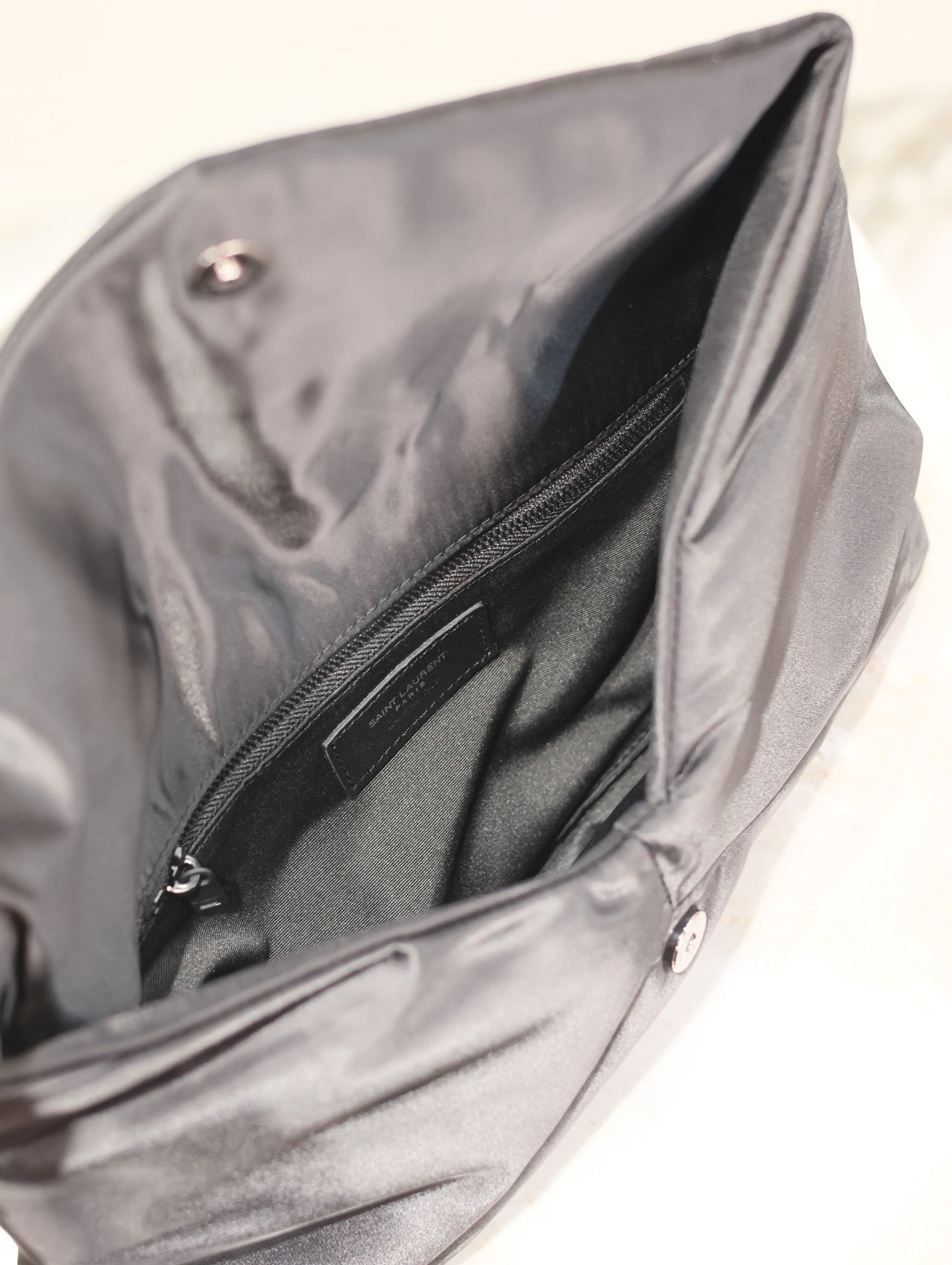 ENVELOPE CLUTCH 29 IN SCHWARZEM NYLON SCHWARZES LOGO