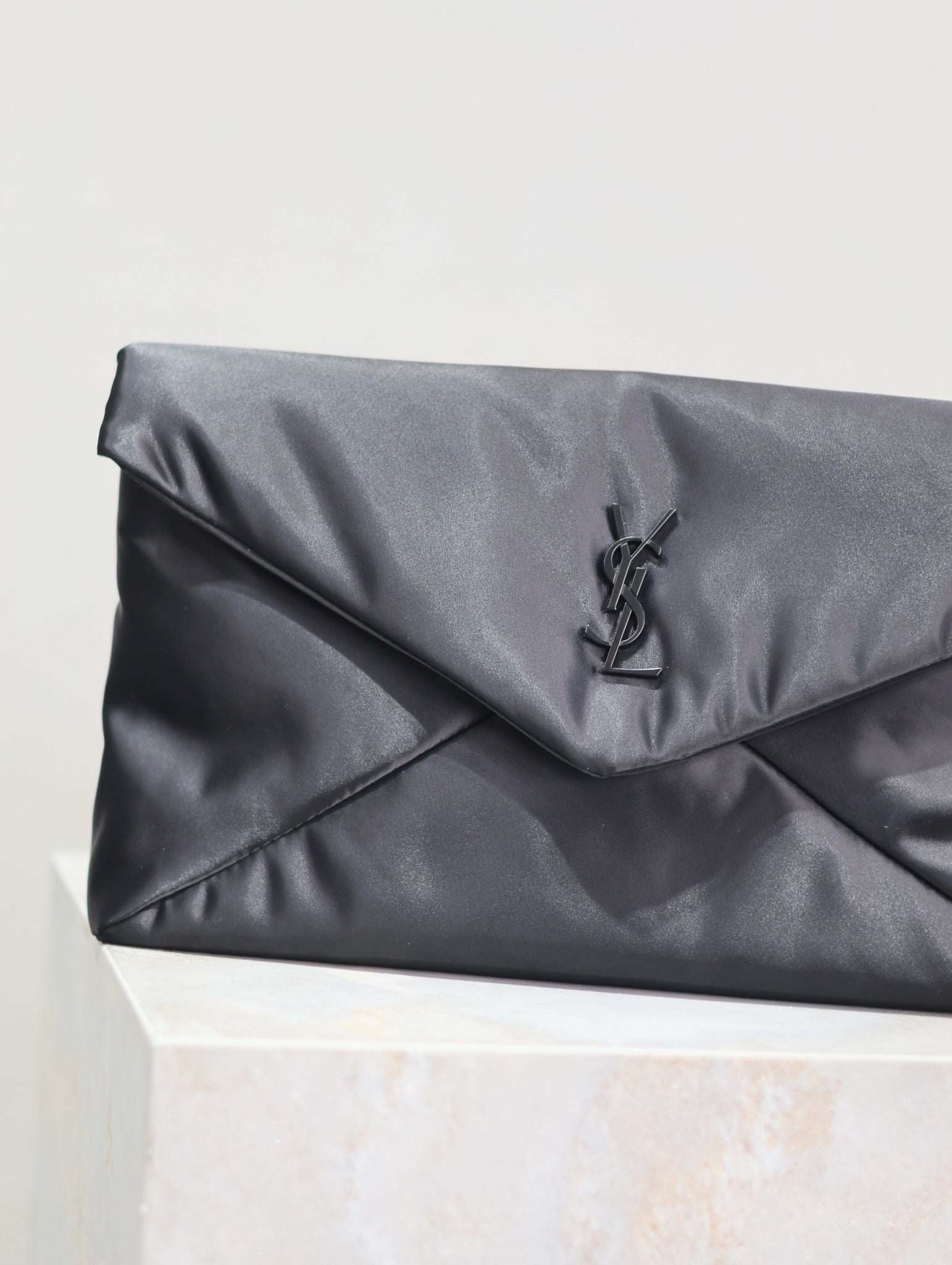 ENVELOPE CLUTCH 29 IN SCHWARZEM NYLON SCHWARZES LOGO