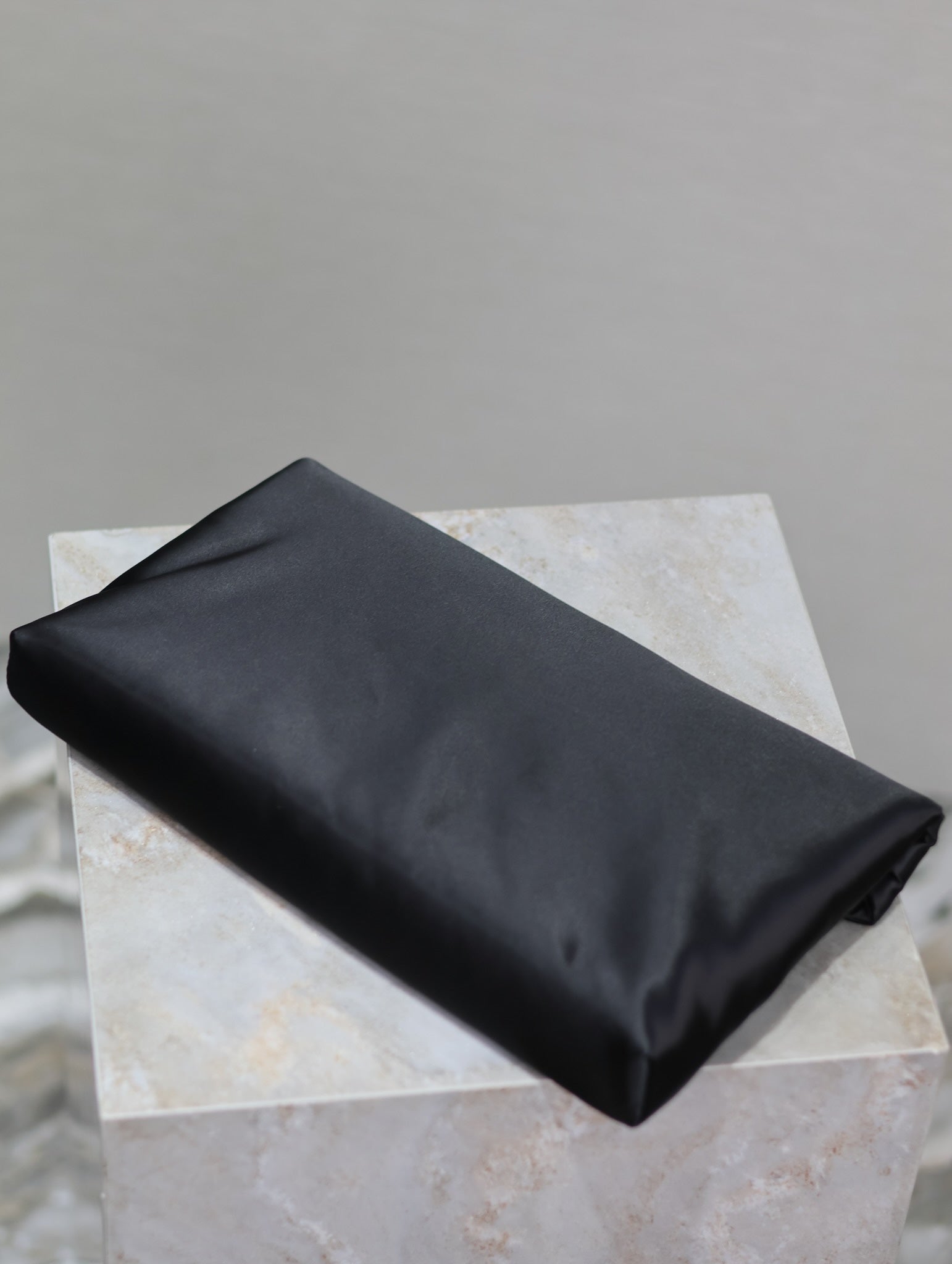 ENVELOPE CLUTCH 29 IN SCHWARZEM NYLON SCHWARZES LOGO