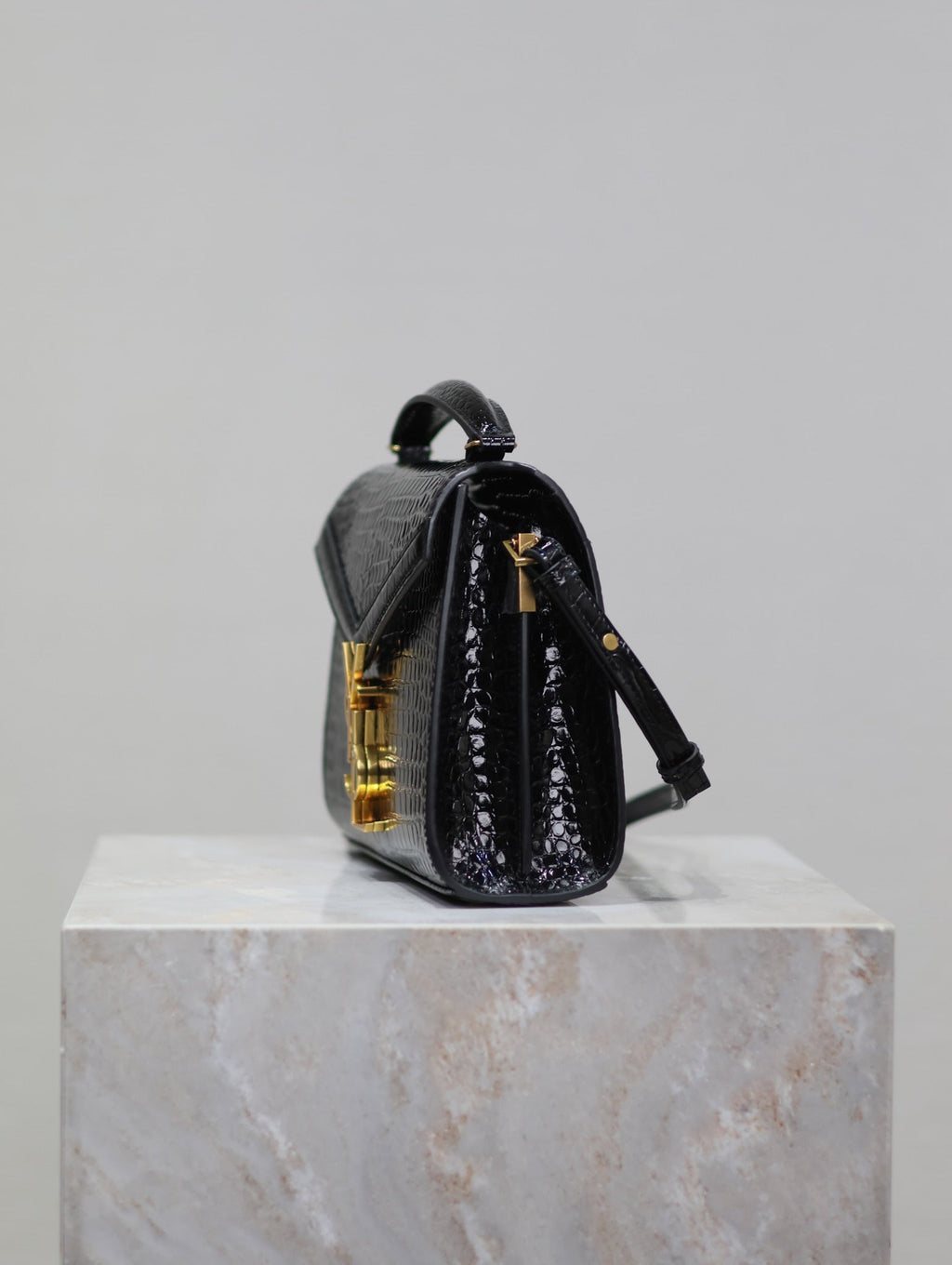 CASSANDRA MINI-HANDTASCHEN 20 IN SCHWARZ Glänzendes Kalbsleder mit Krokodilprägung