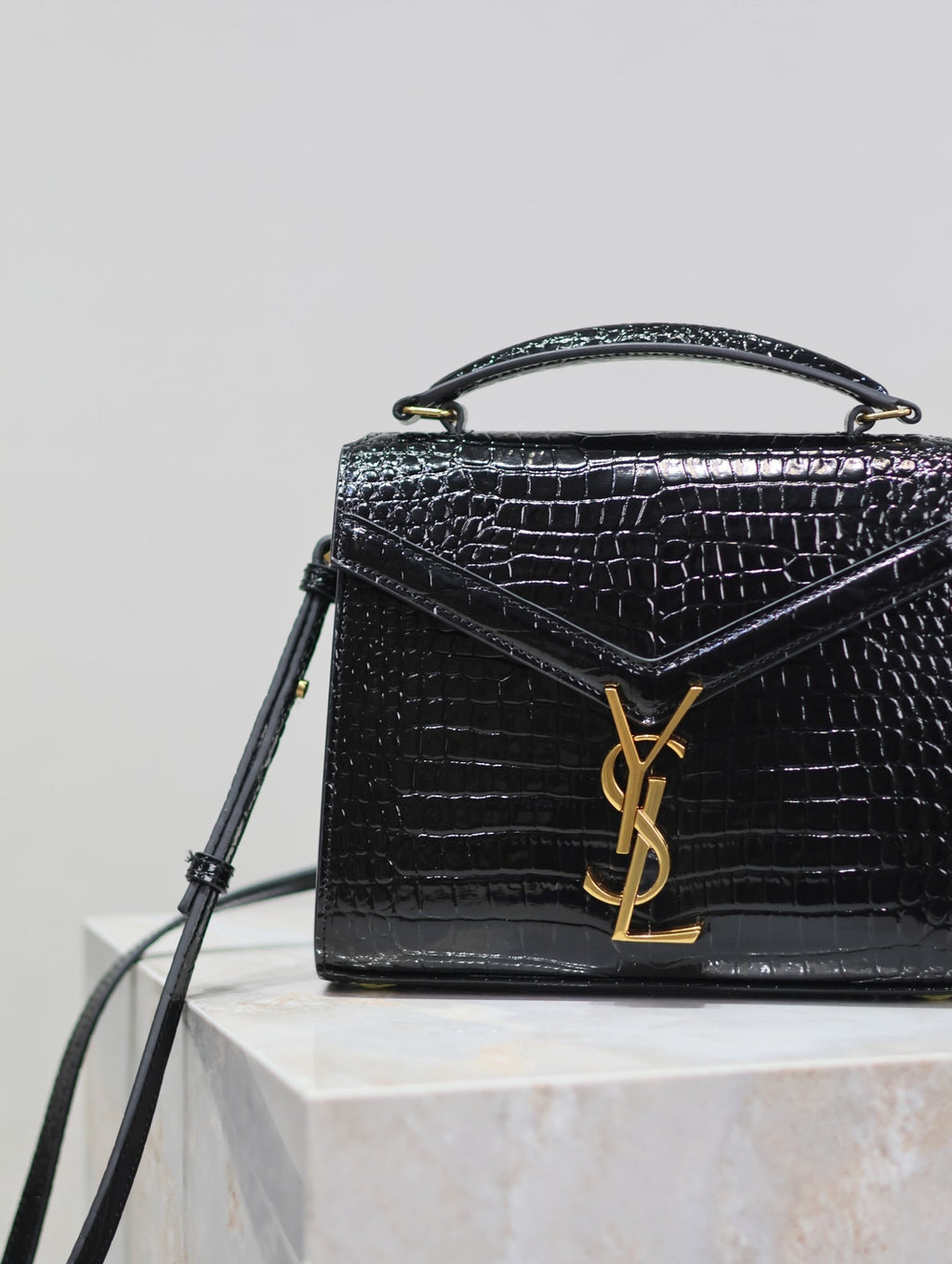 CASSANDRA MINI-HANDTASCHEN 20 IN SCHWARZ Glänzendes Kalbsleder mit Krokodilprägung